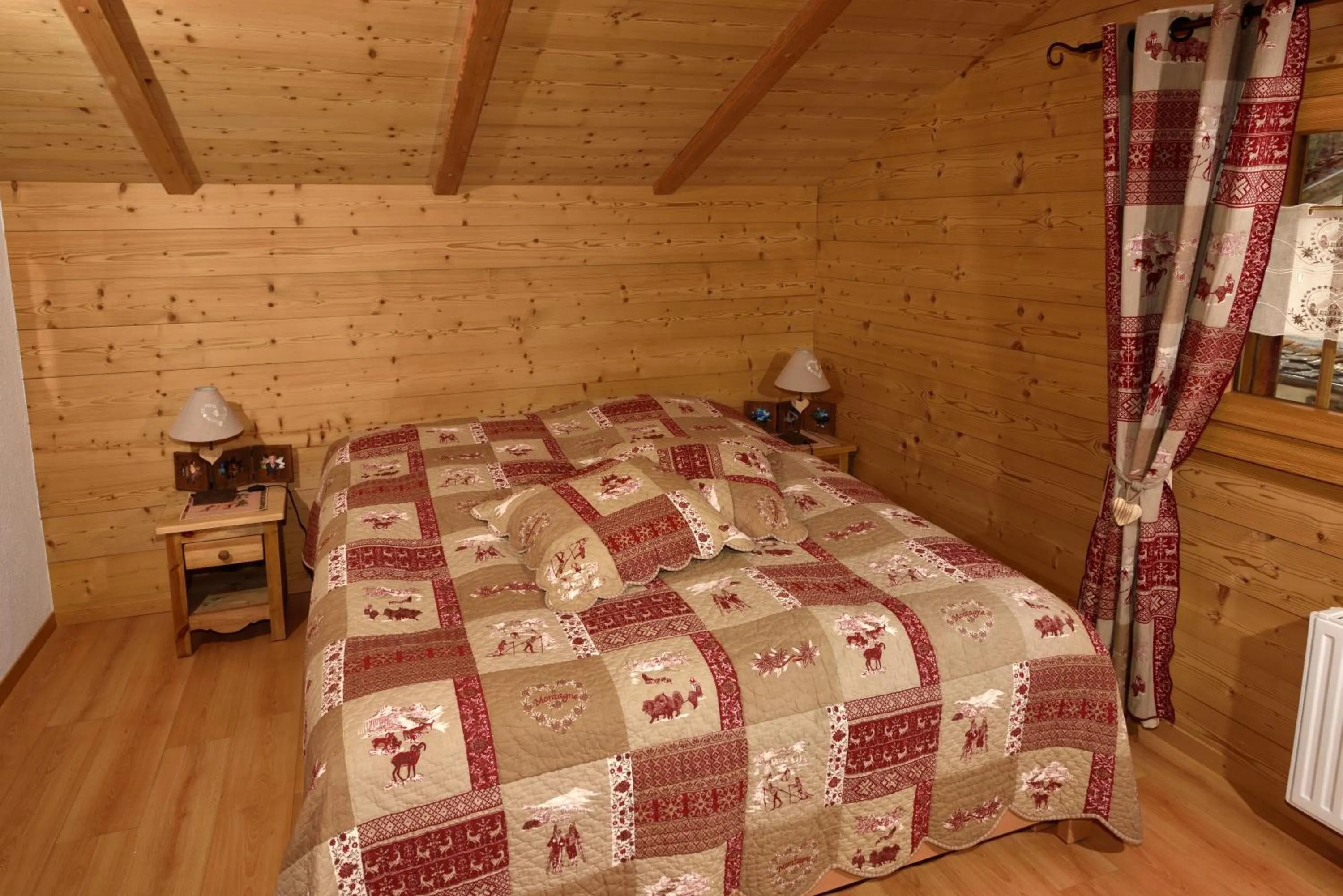 Bedroom, Bed in Hotel Les Mélèzes