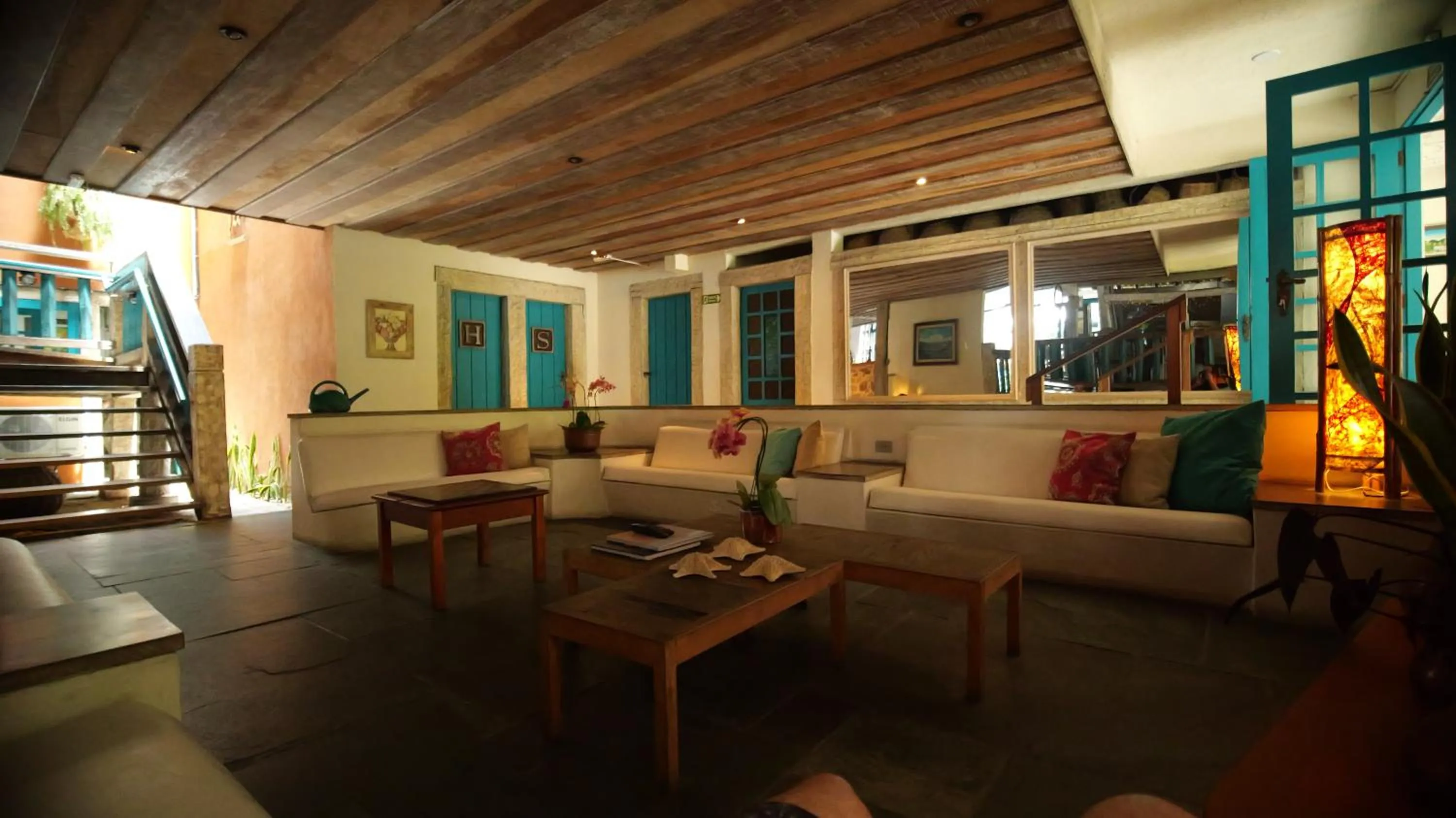 Communal lounge/ TV room in Ilha Deck Hotel
