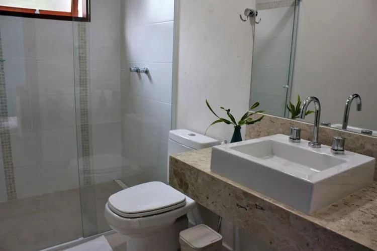 Bathroom in Ilha Deck Hotel