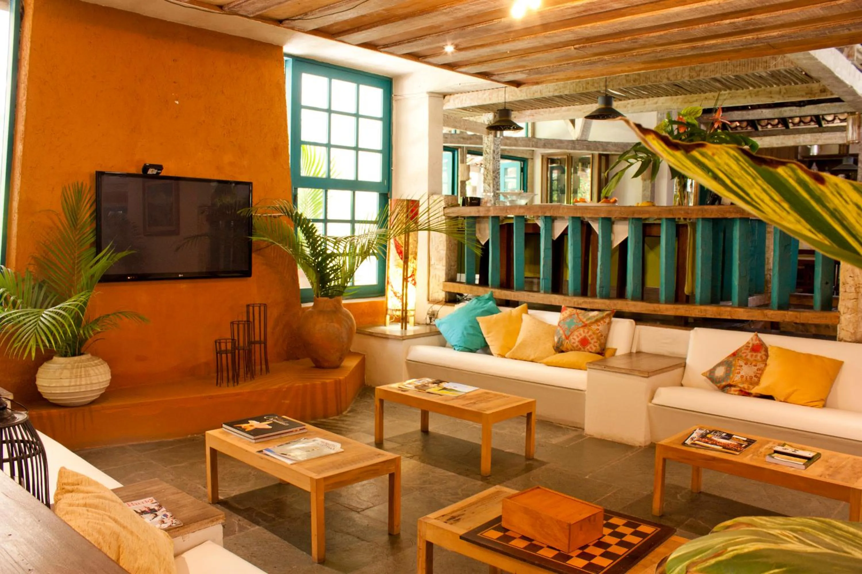 Communal lounge/ TV room in Ilha Deck Hotel