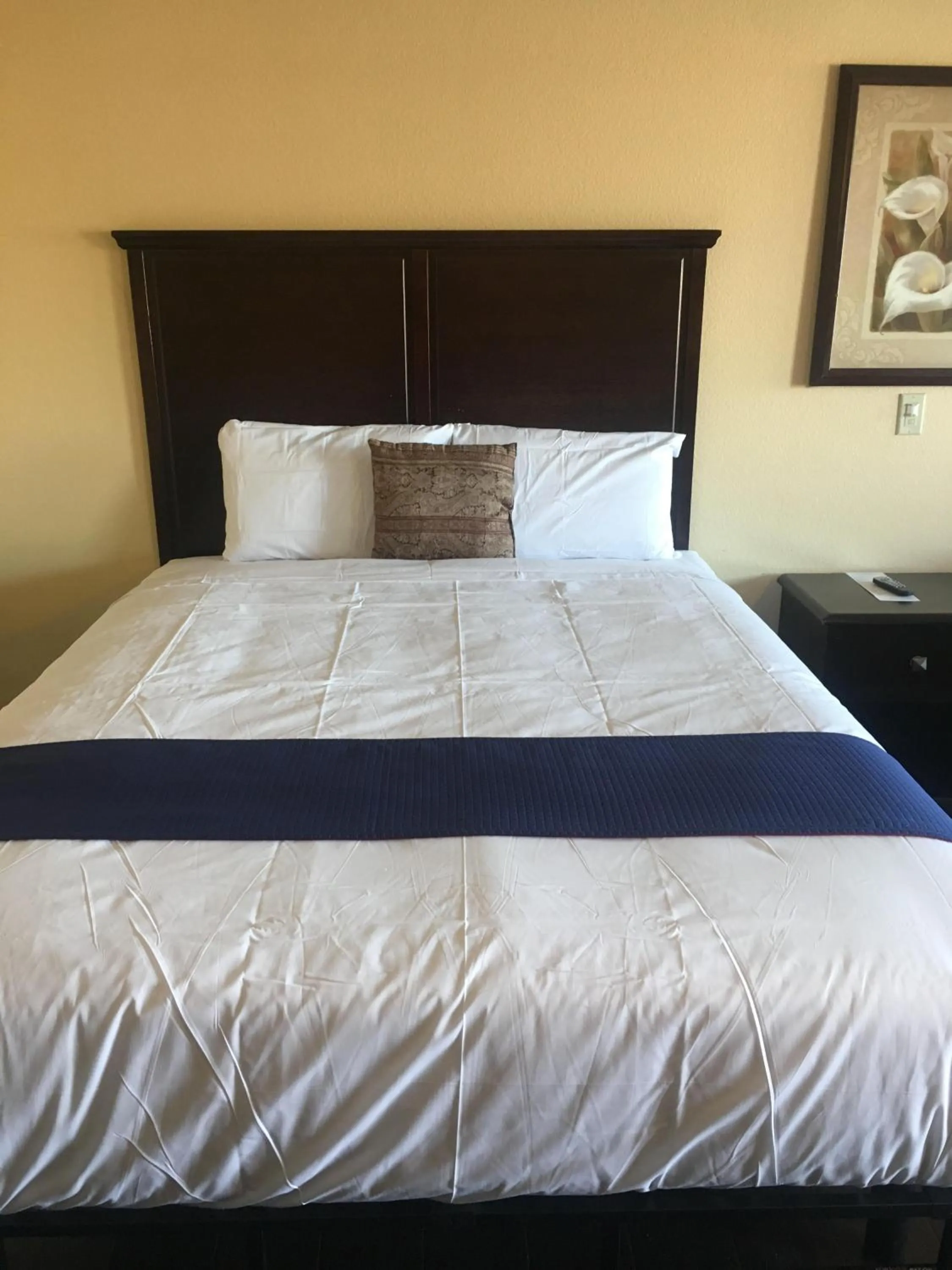 Bed in Budget Lodge San Bernardino