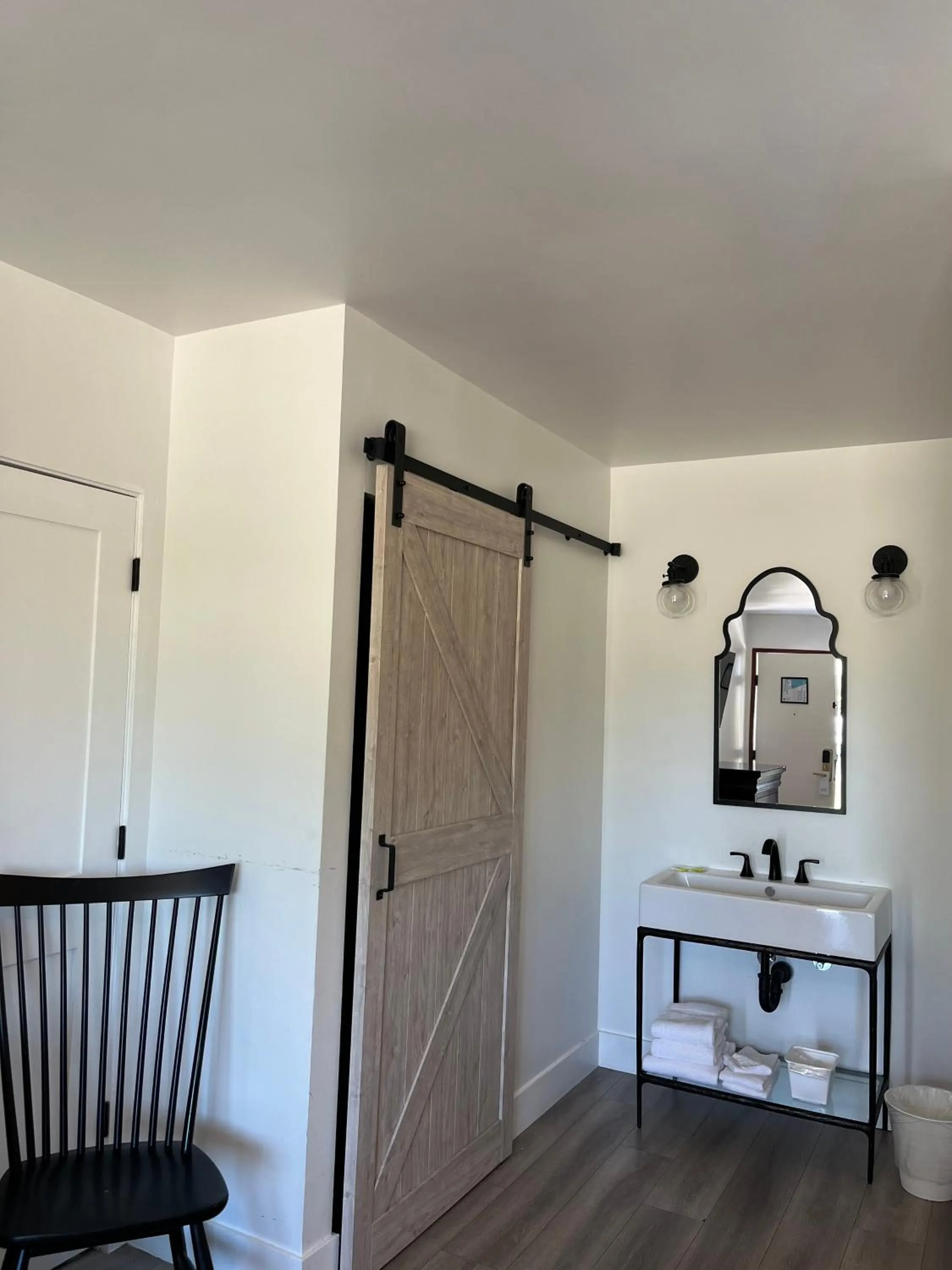 wardrobe in Anaheim Maingate Inn