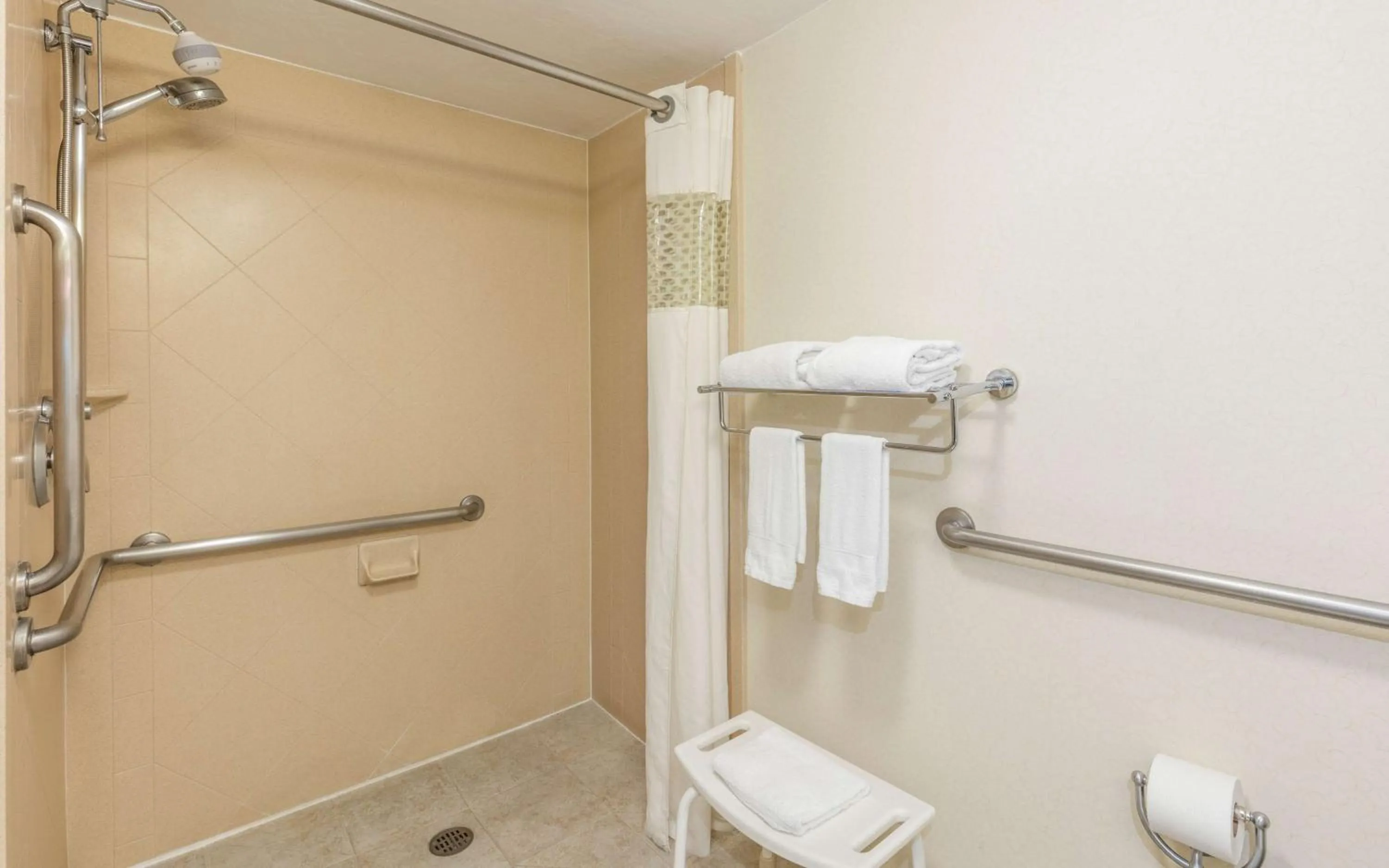 Toilet in Hampton by Hilton Queretaro Tecnologico