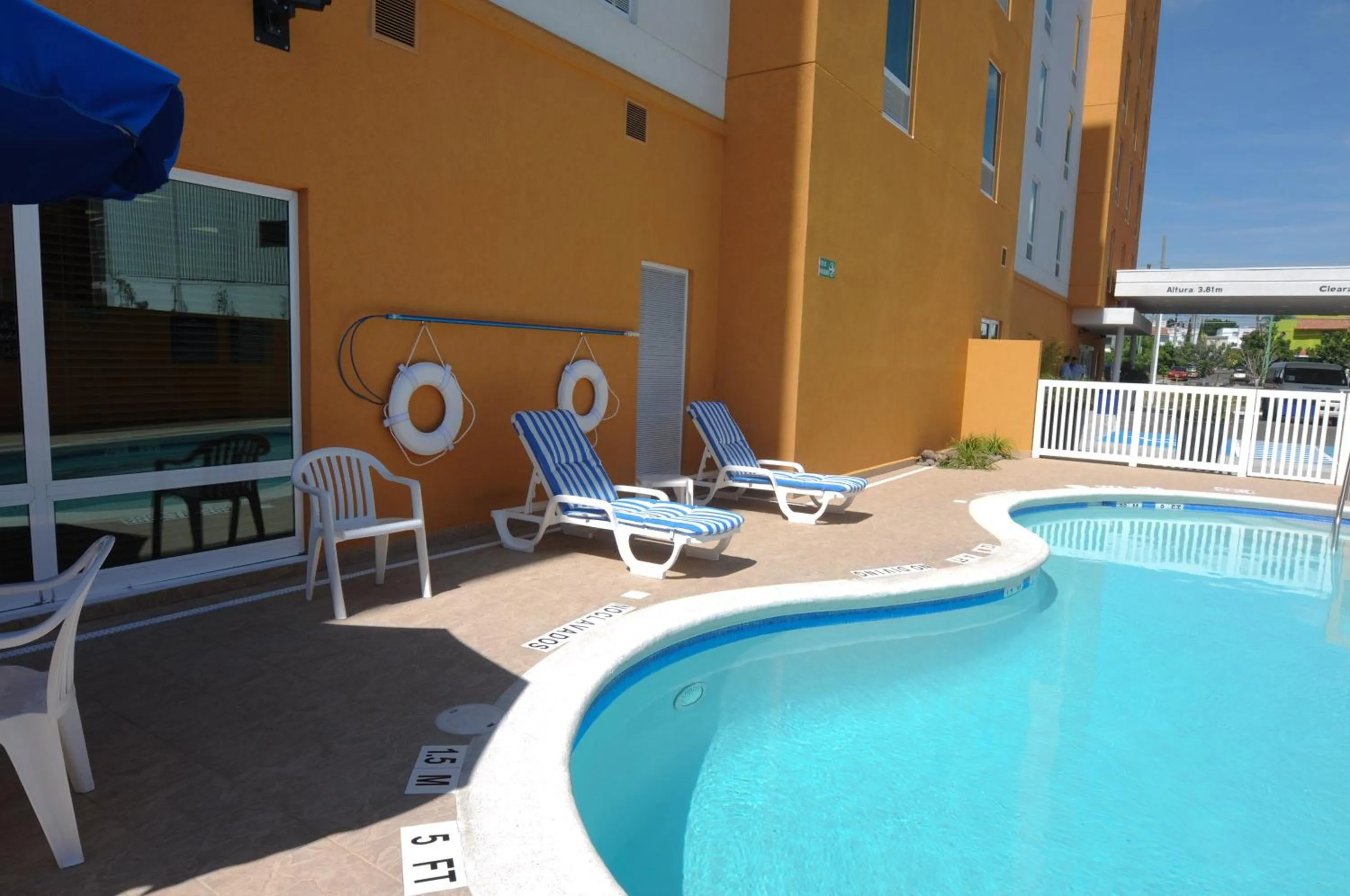 Swimming pool in Hampton by Hilton Queretaro Tecnologico