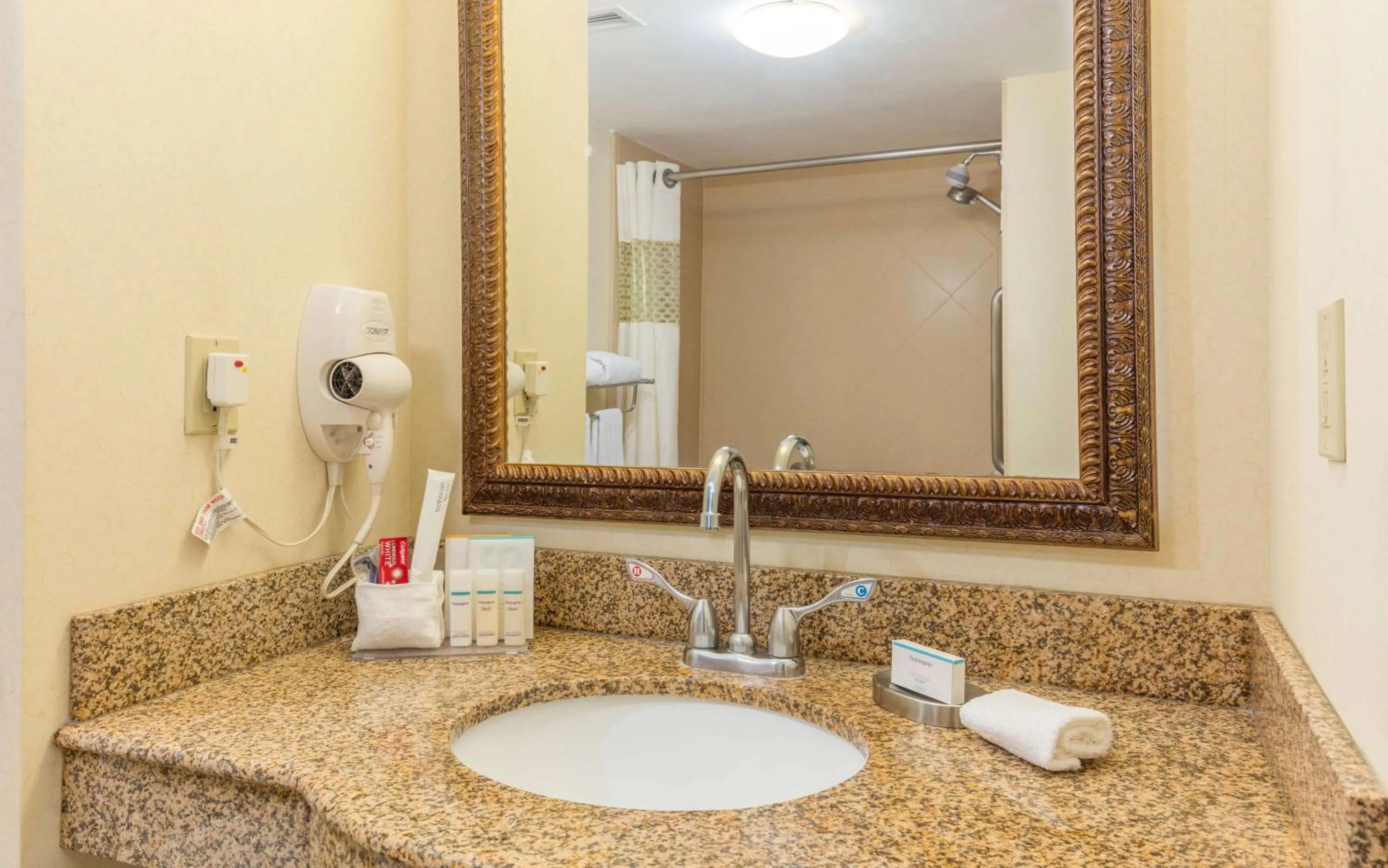 Toilet in Hampton by Hilton Queretaro Tecnologico