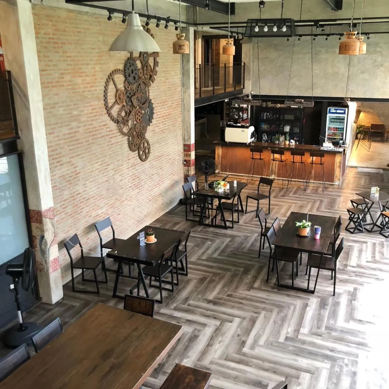 Restaurant/places to eat in The Entaneer Poshtel