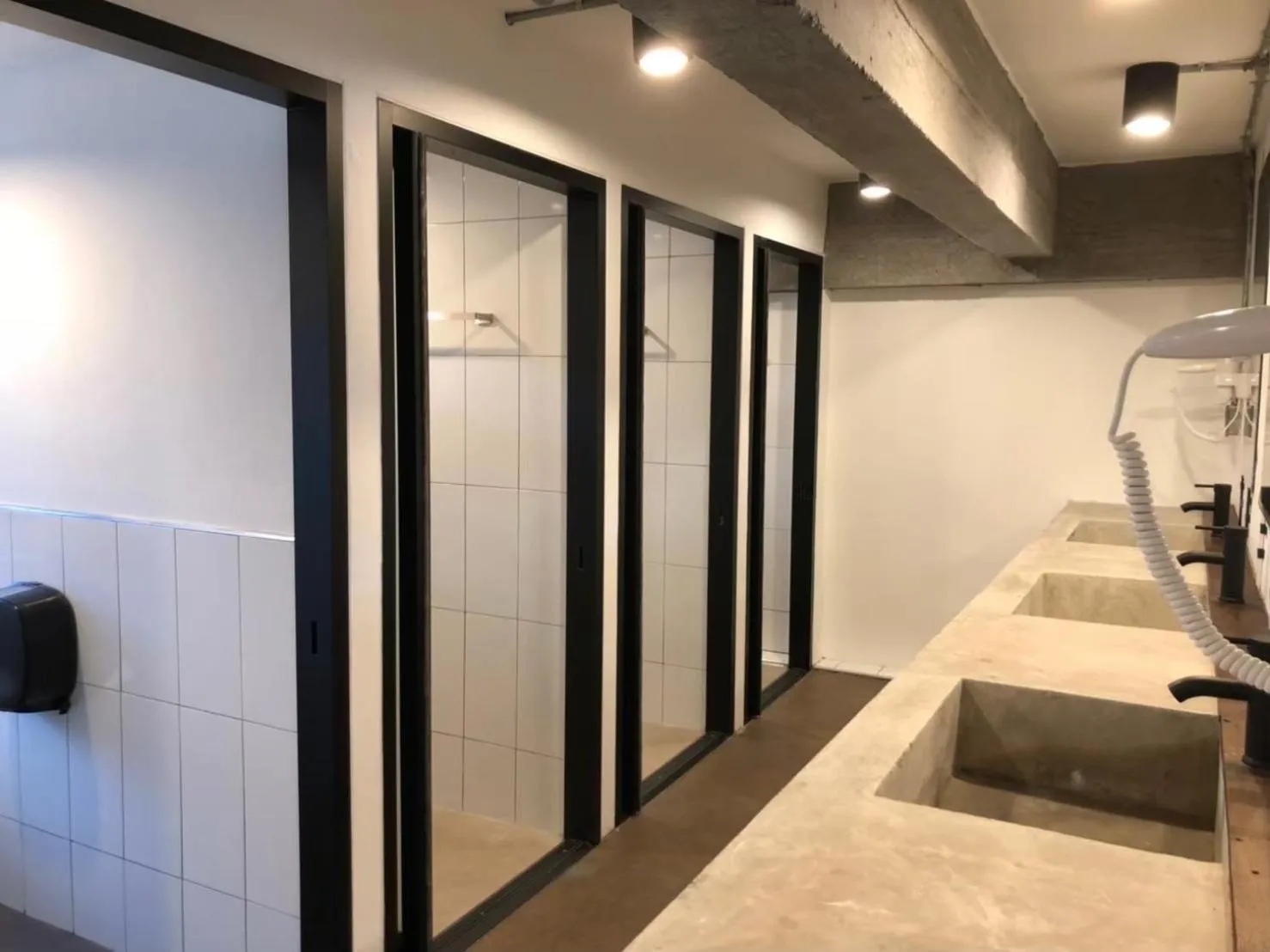 Shower in The Entaneer Poshtel