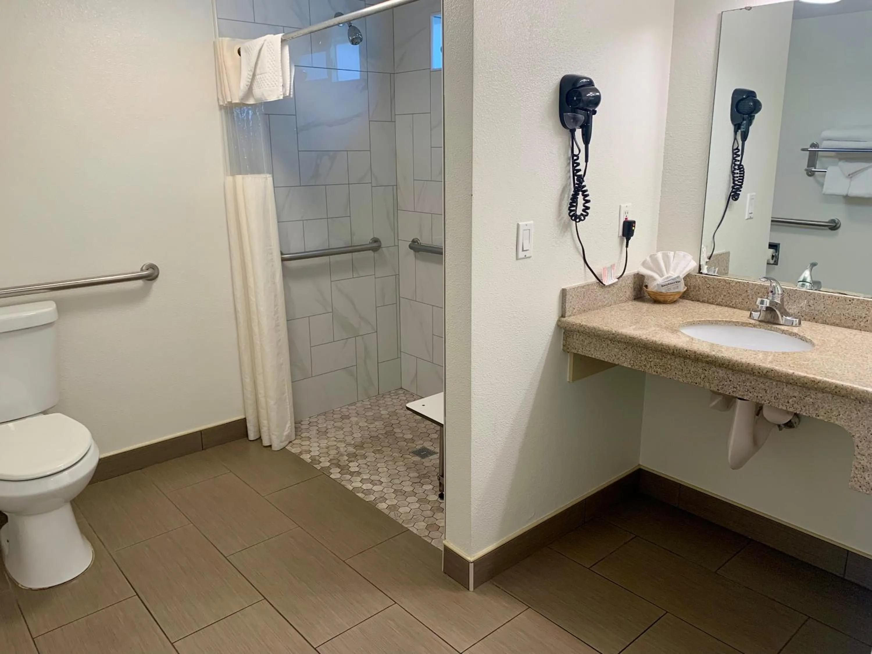 Bathroom in Avalon Inn Downtown Morro Bay