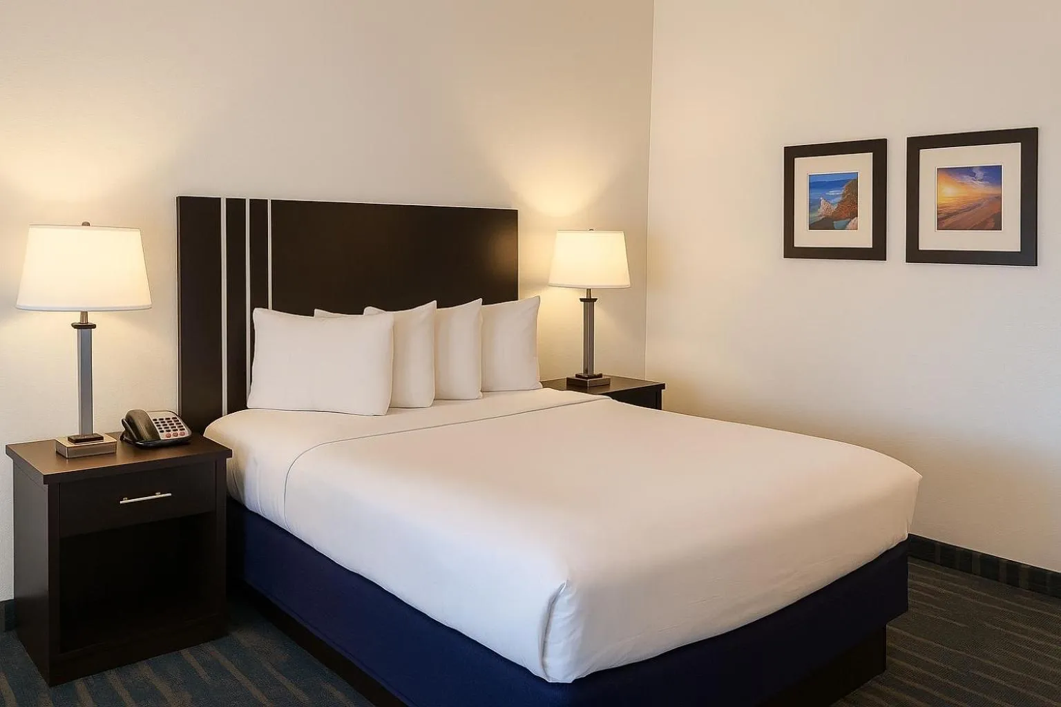 Bedroom, Bed in Avalon Inn Downtown Morro Bay