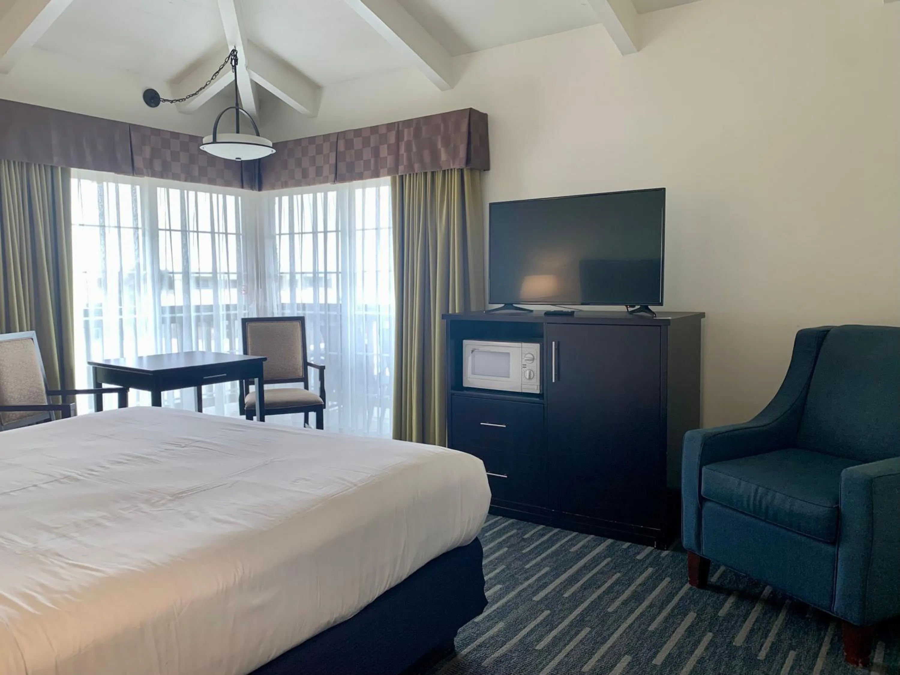 Bedroom, Bed in Avalon Inn Downtown Morro Bay