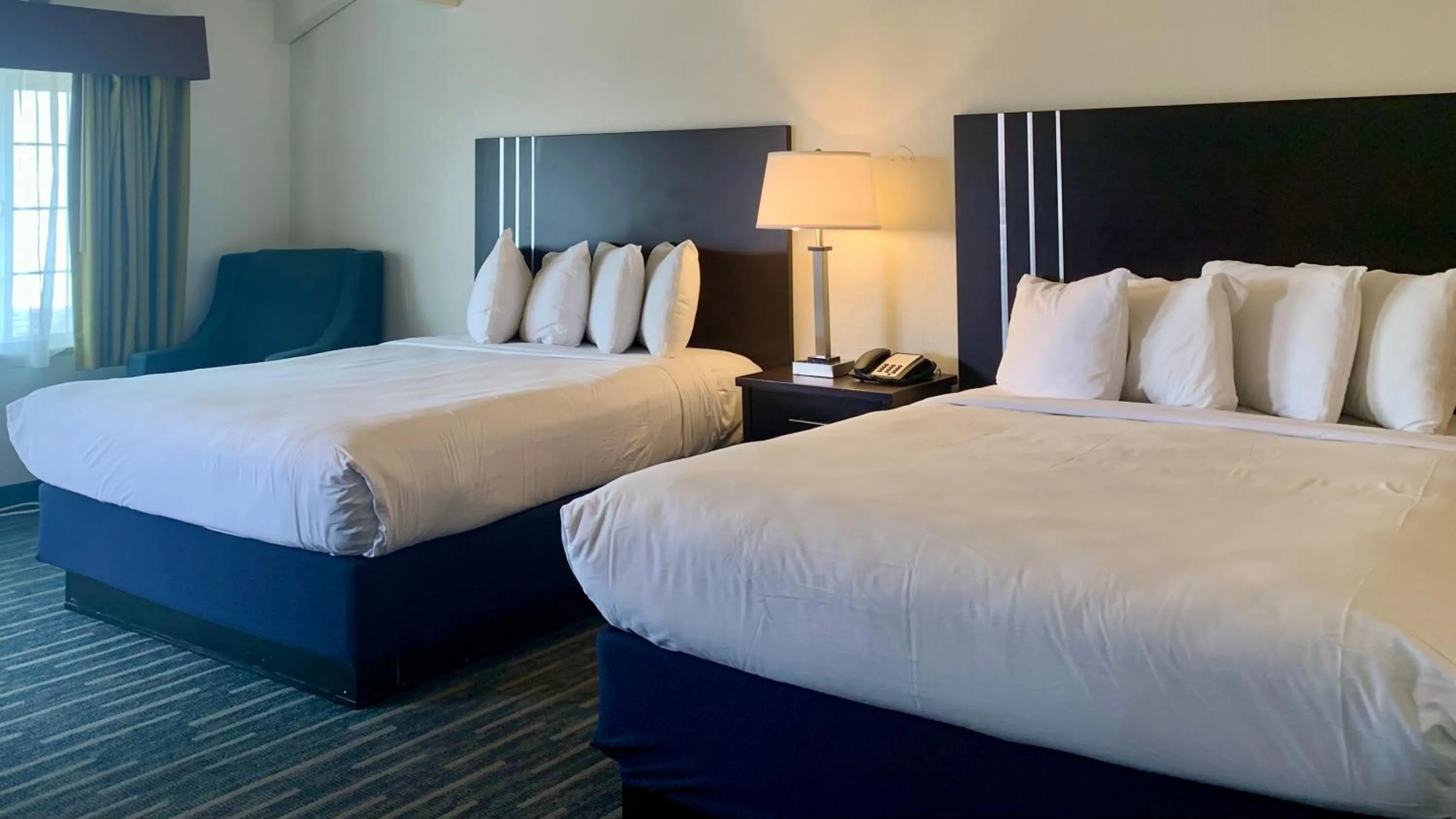 Bed in Avalon Inn Downtown Morro Bay