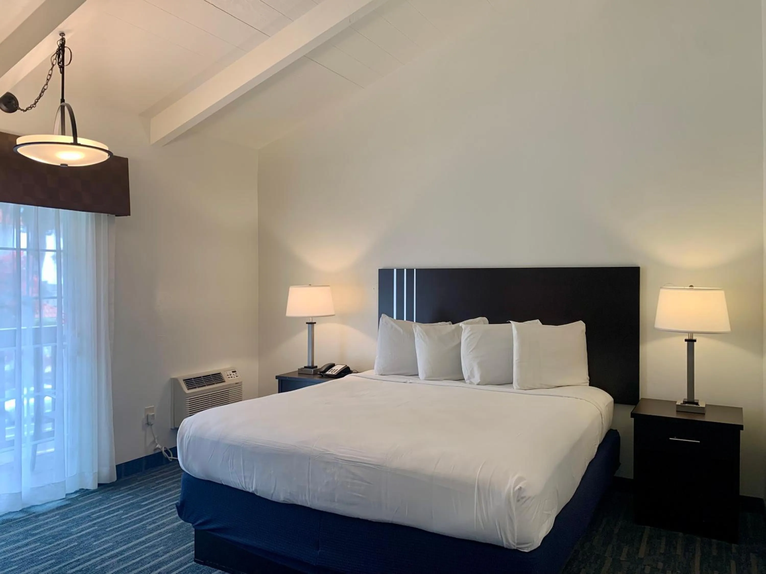 Bedroom, Bed in Avalon Inn Downtown Morro Bay