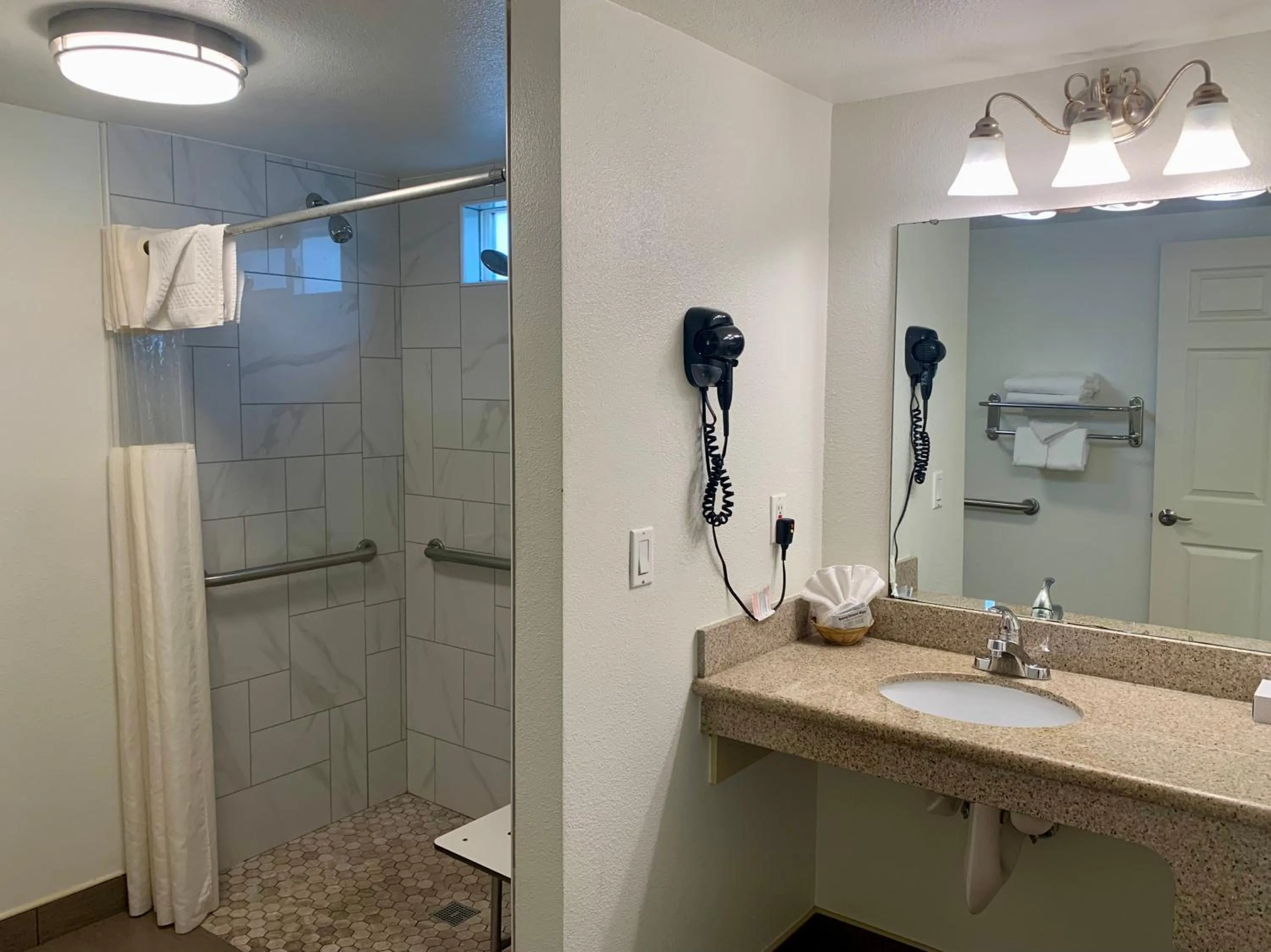 Bathroom in Avalon Inn Downtown Morro Bay