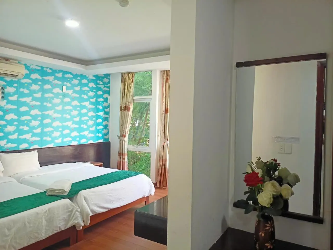 Photo of the whole room, Bed in catba island hotel