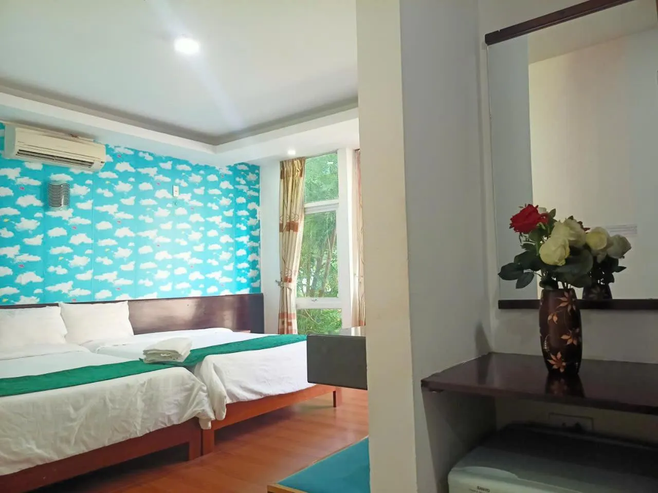 Photo of the whole room, Bed in catba island hotel