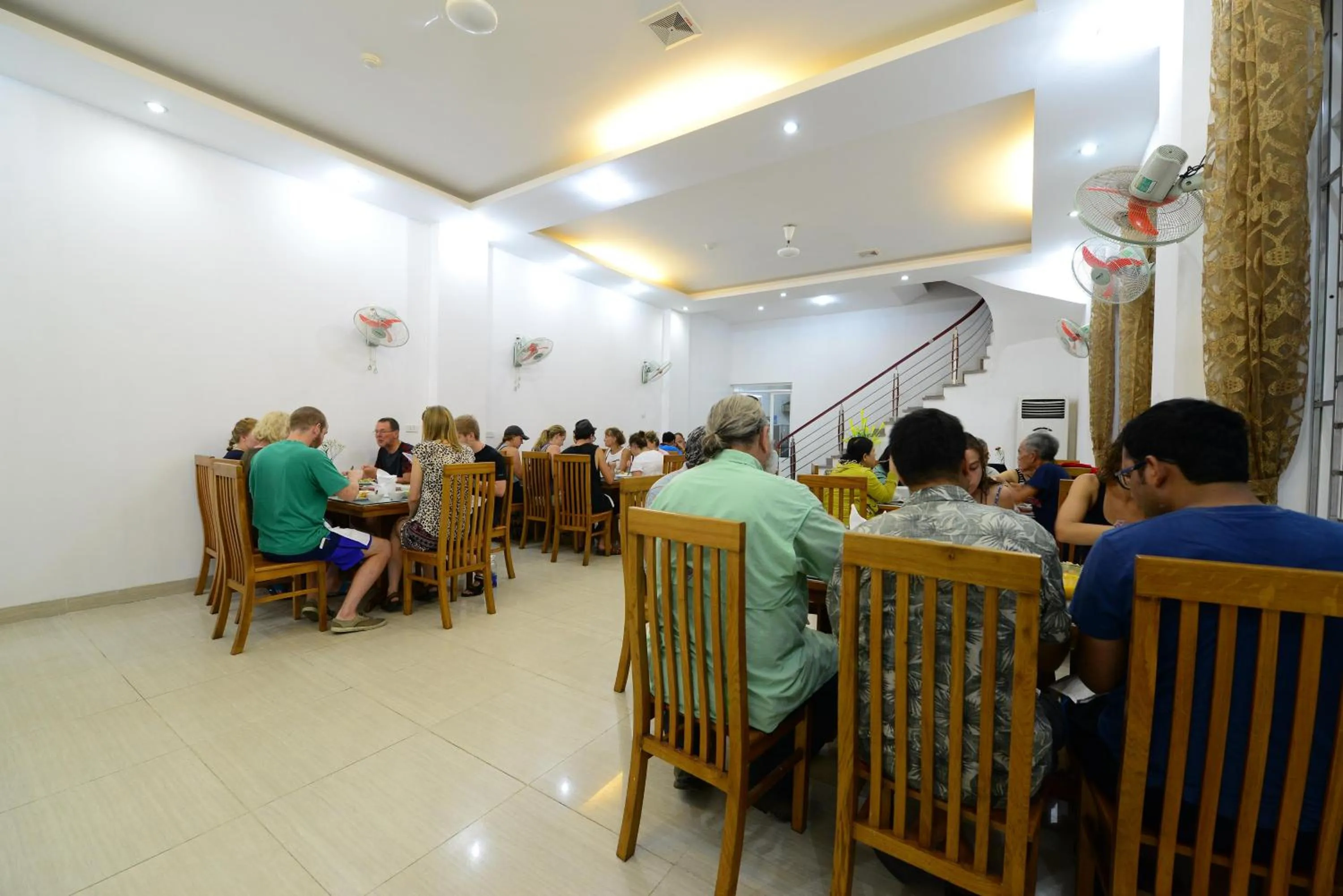 Restaurant/places to eat in catba island hotel
