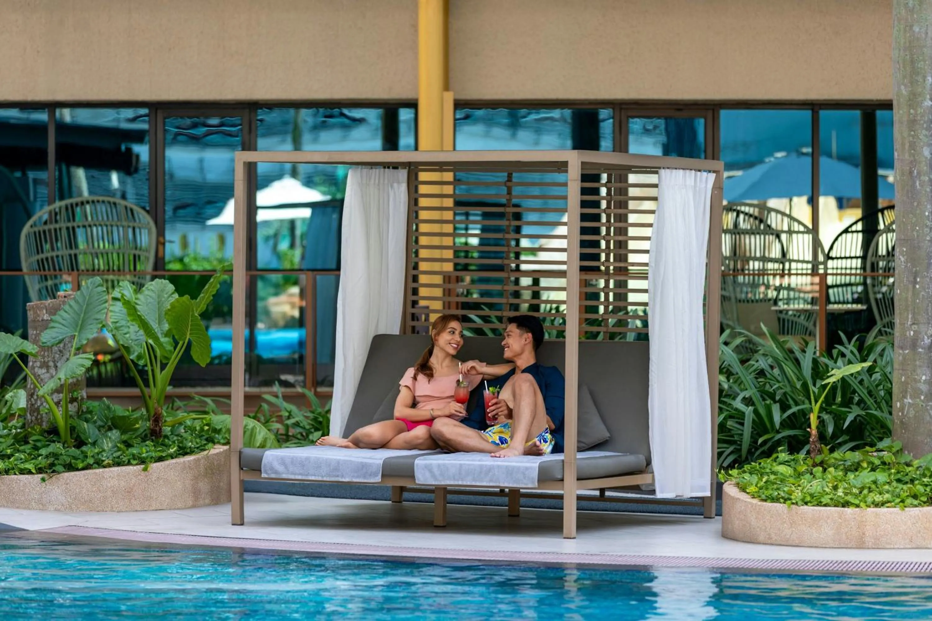 Swimming pool in Renaissance Kuala Lumpur Hotel & Convention Centre