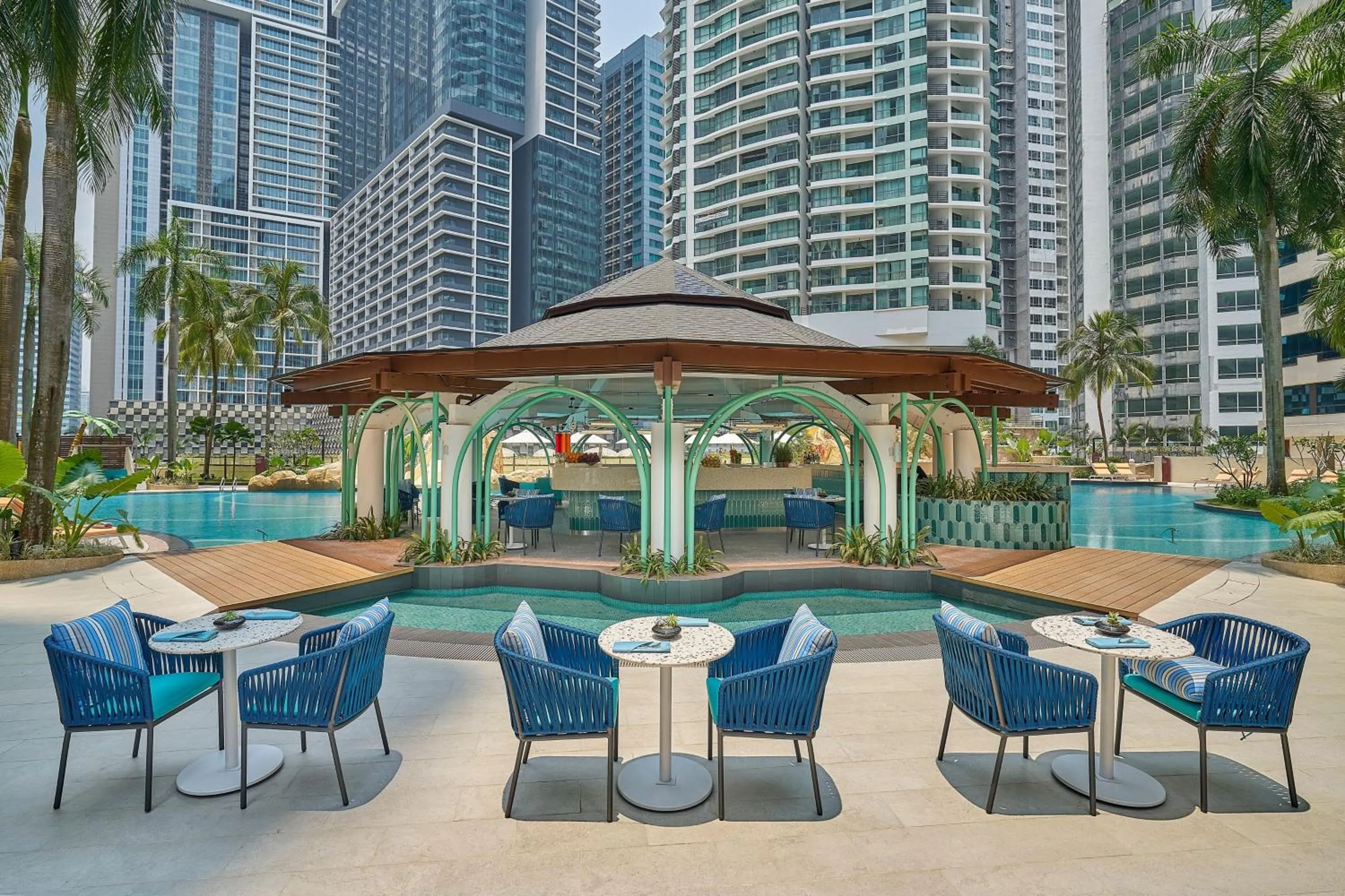 Lounge or bar in Renaissance Kuala Lumpur Hotel & Convention Centre