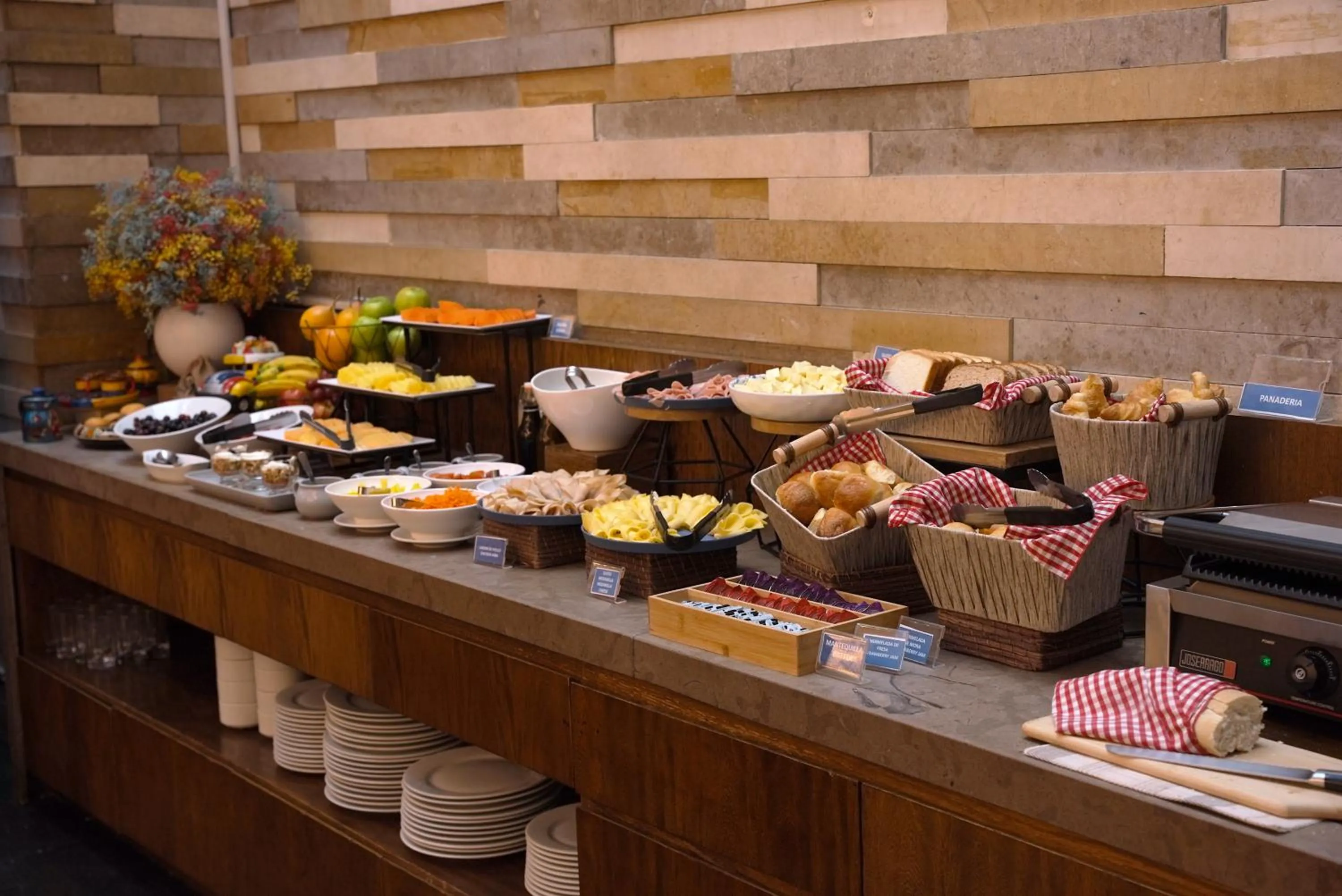 Breakfast in Holiday Inn Express Bogotá - Parque La 93 by IHG