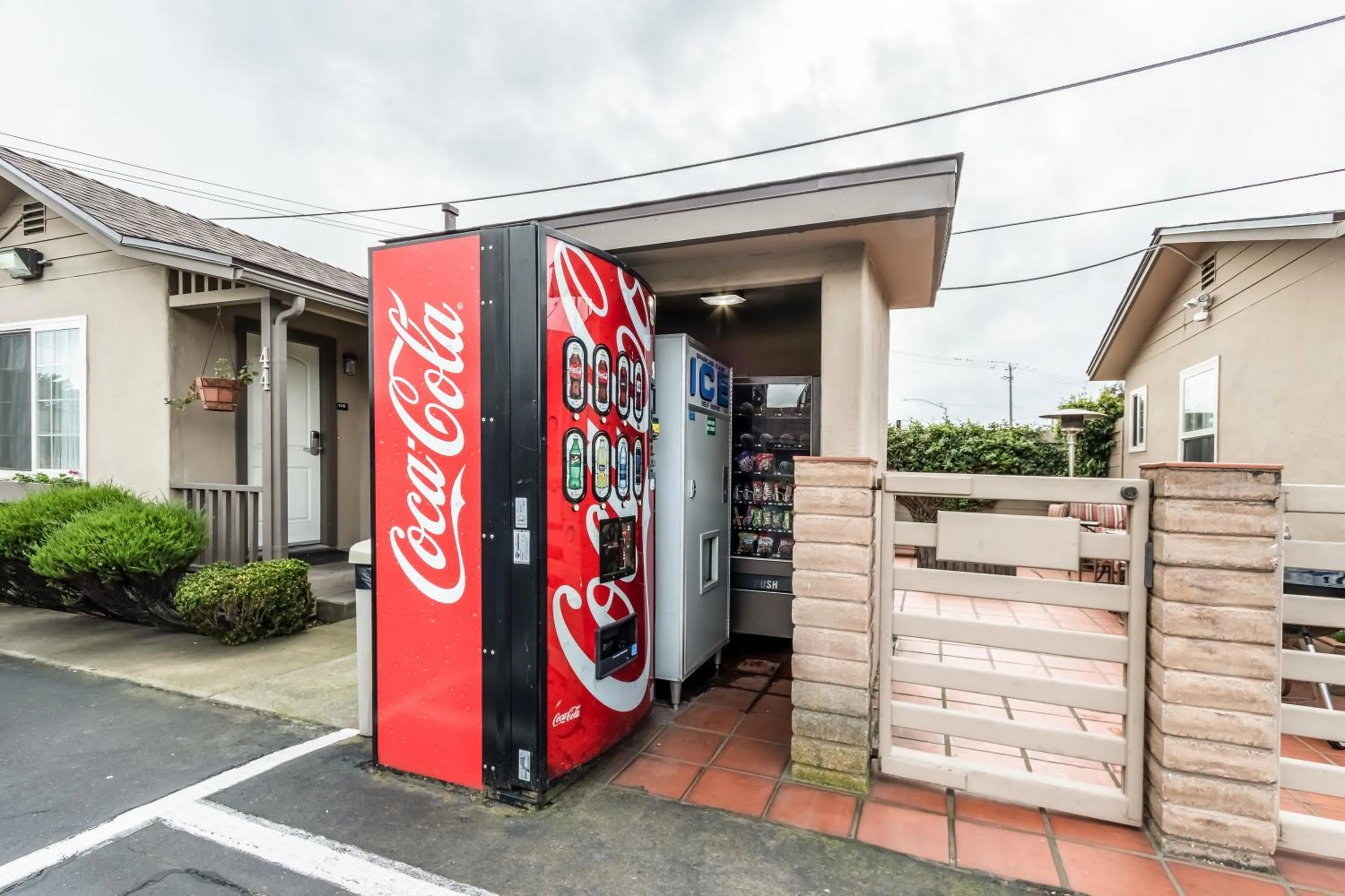 On-site shops in Lone Oak Lodge