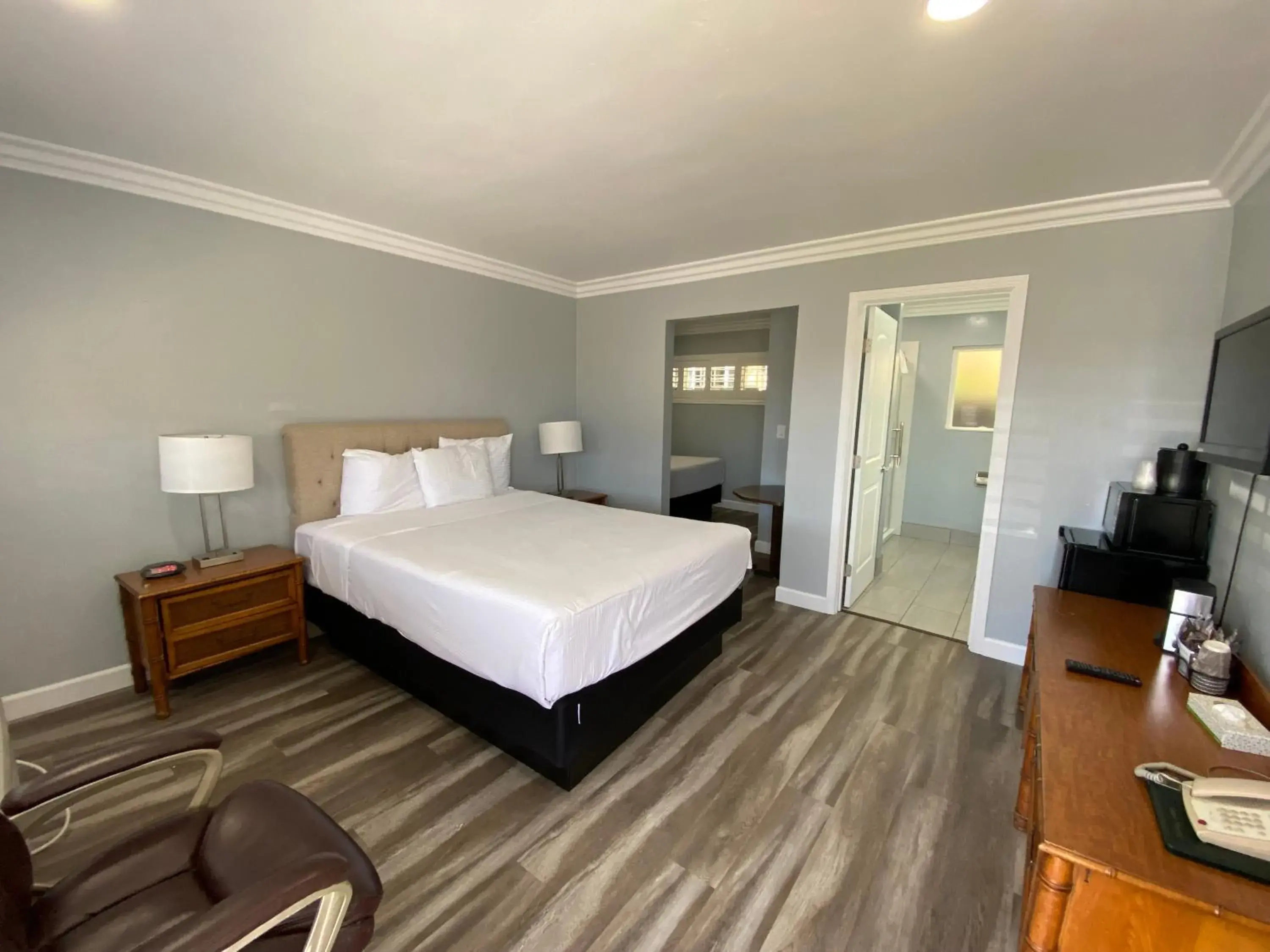 Two-Bedroom Suite - 1 Queen & 1 Queen in Lone Oak Lodge Two-Bedroom Suite - 1 Queen & 1 Queen in Lone Oak Lodge