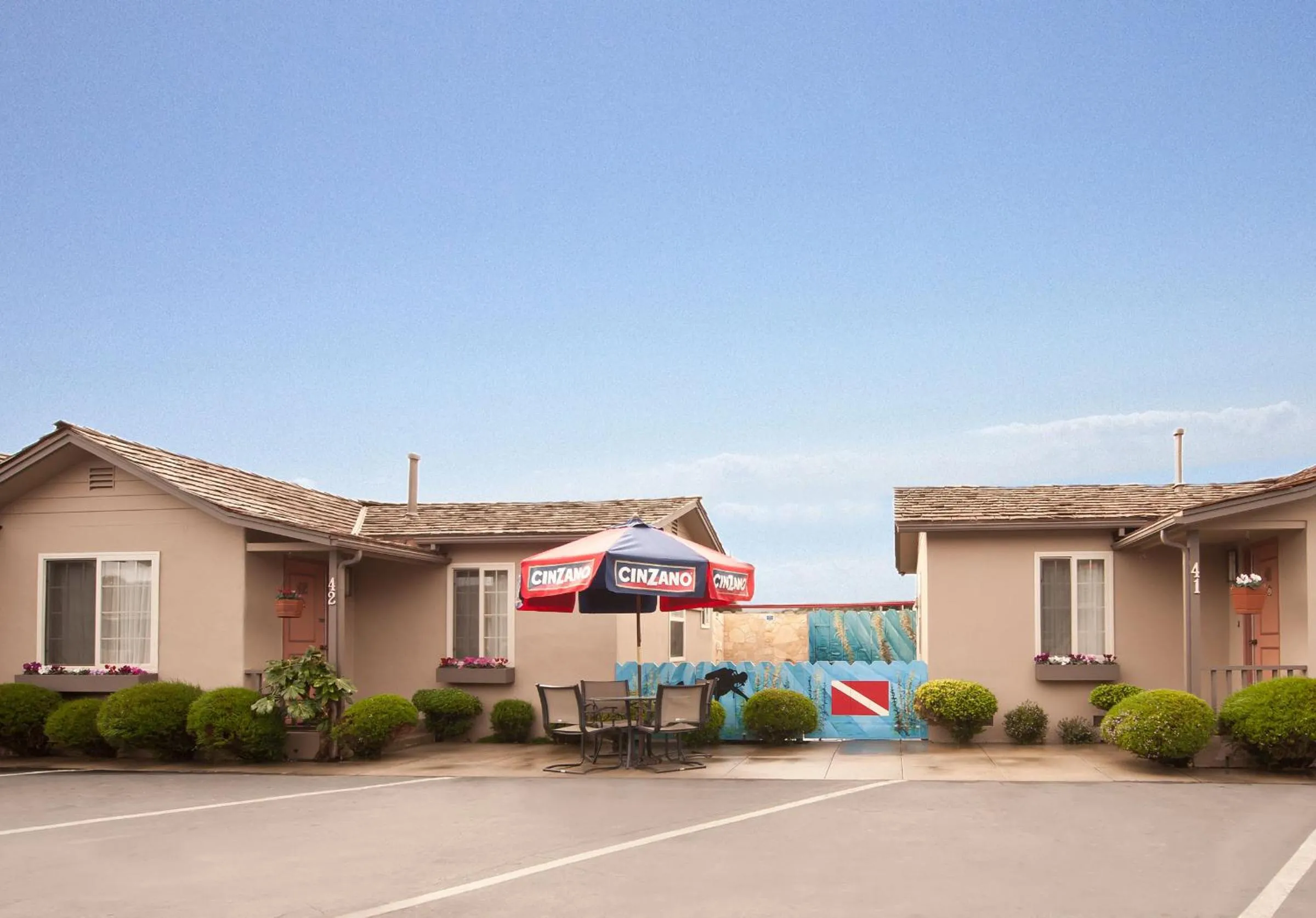 Facade/entrance in Lone Oak Lodge
