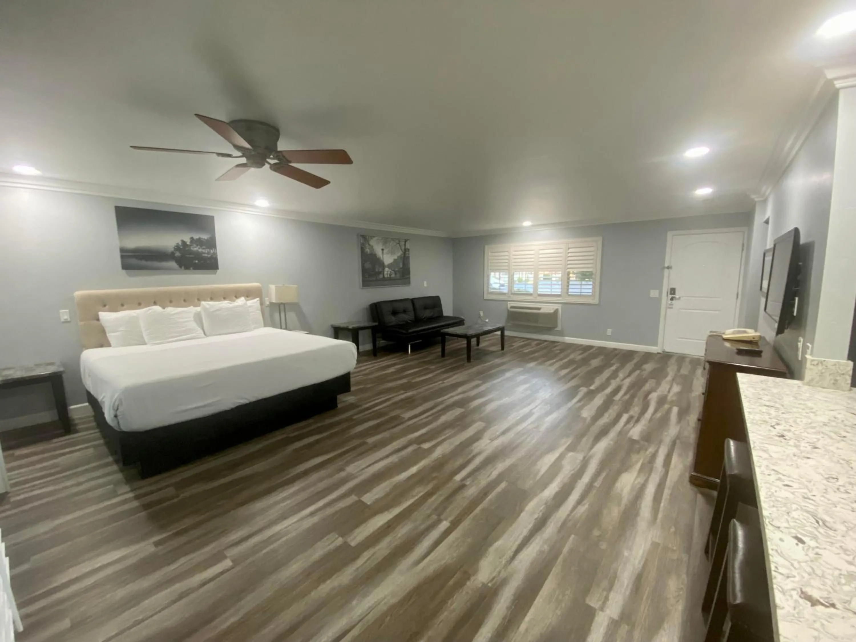 Living room, Bed in Lone Oak Lodge