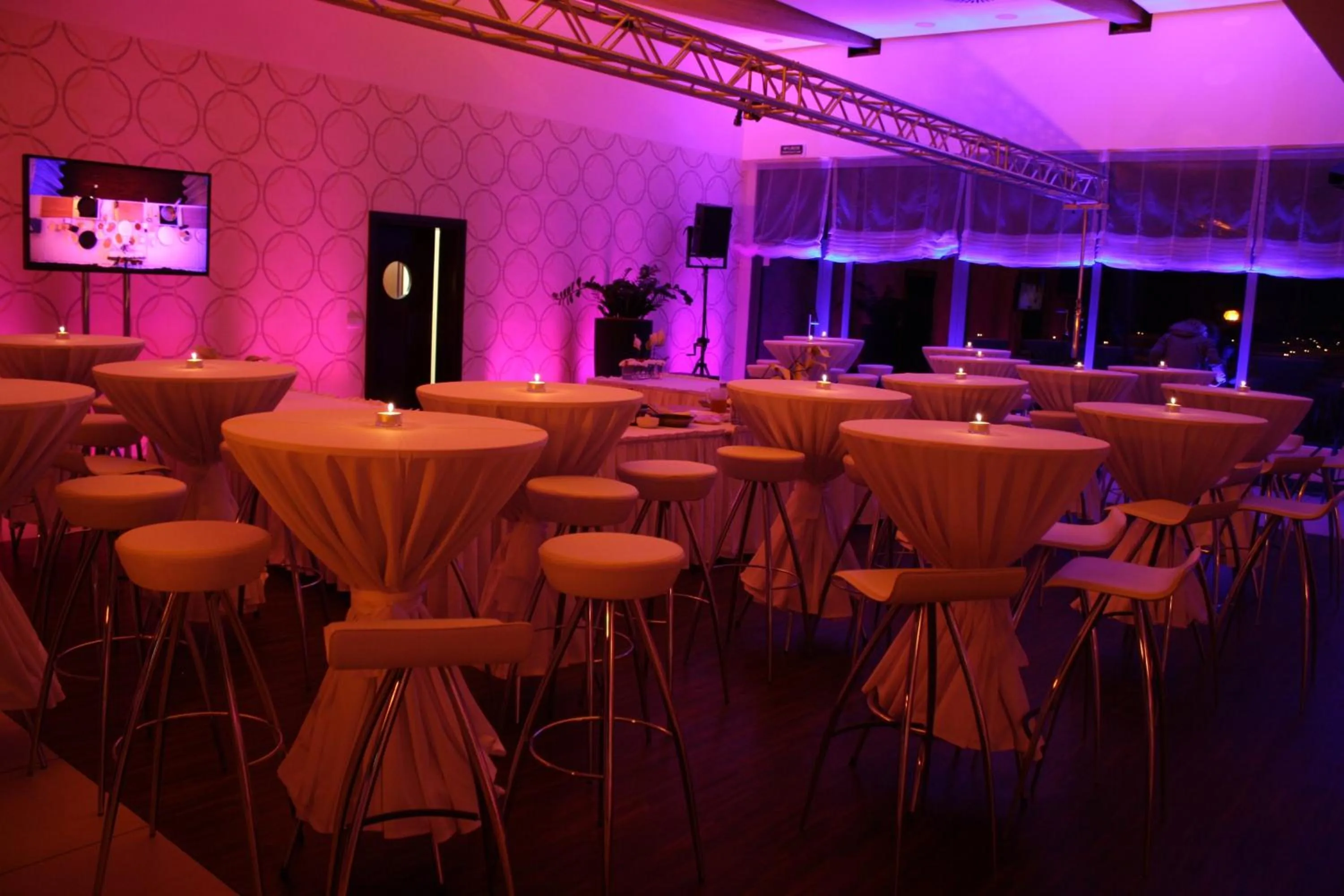 Restaurant/places to eat in Hotel Poznański A2