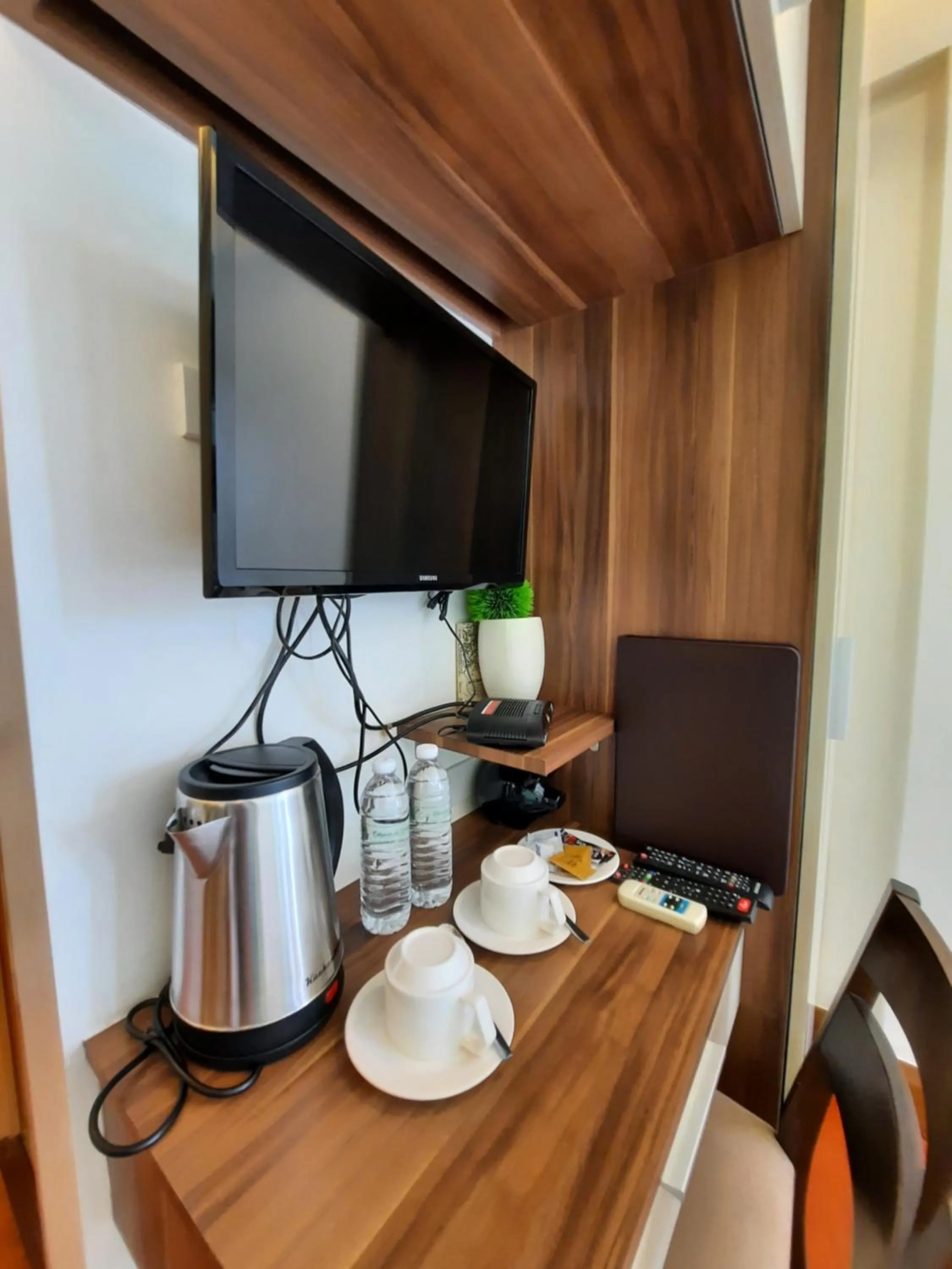 Communal lounge/ TV room, TV/Entertainment Center in The Farmhouse By EDL