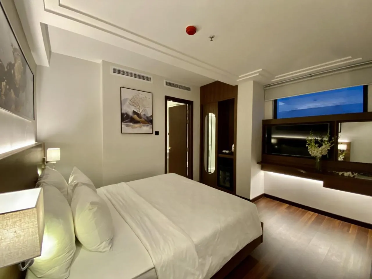 Comfort King Window in Central Park Saigon Hotel