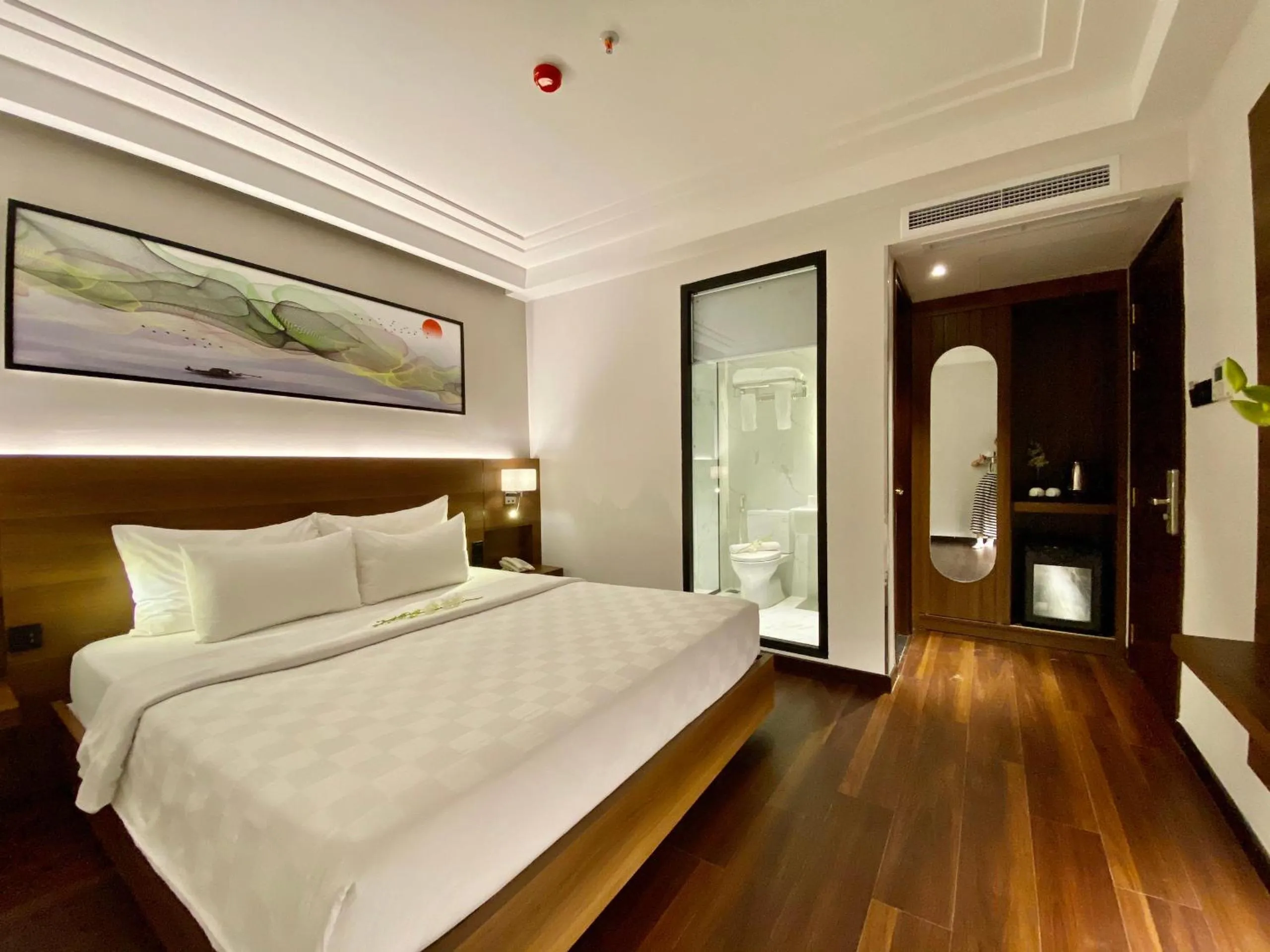 Cozy King Double No Window in Central Park Saigon Hotel