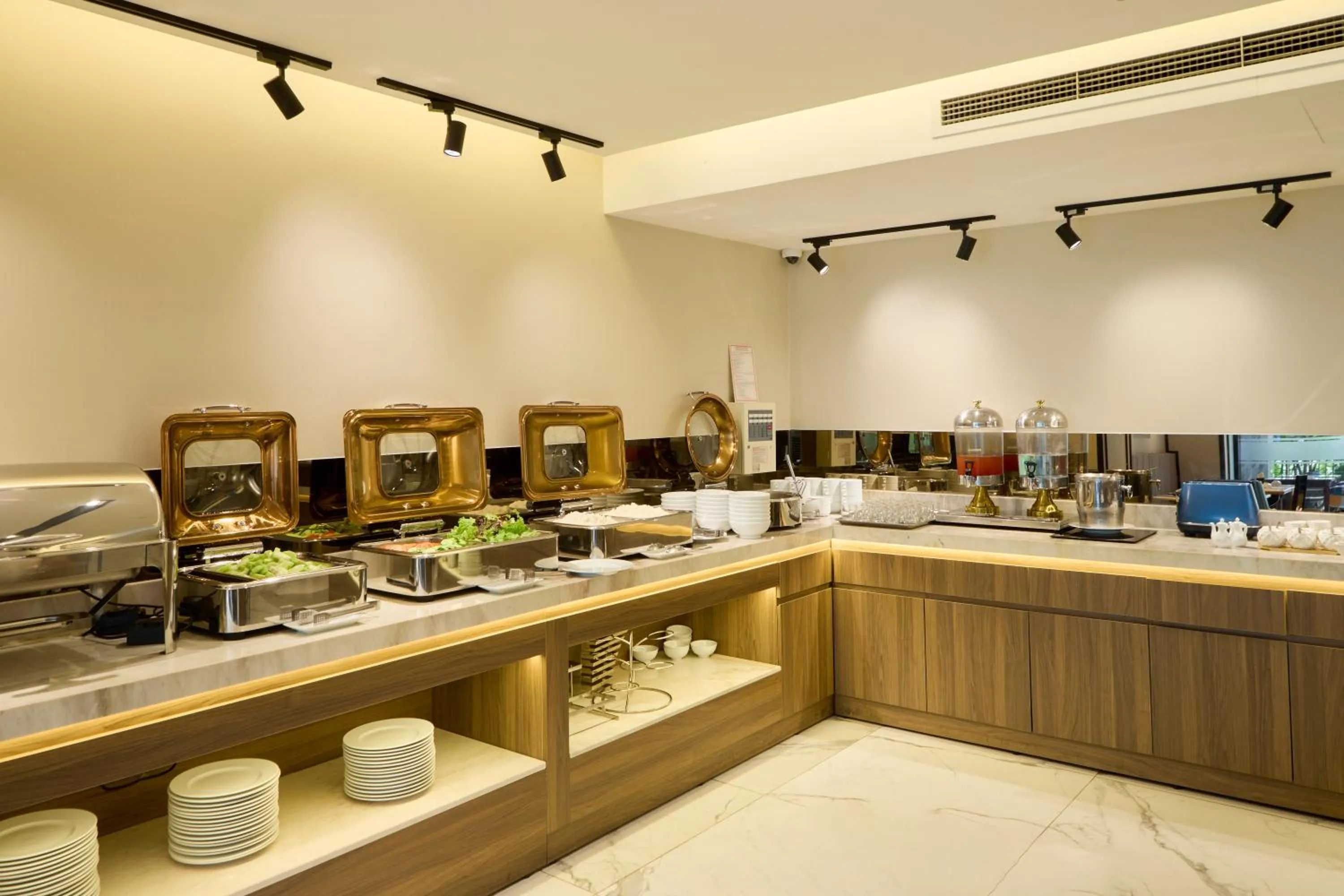 Restaurant/places to eat in Central Park Saigon Hotel