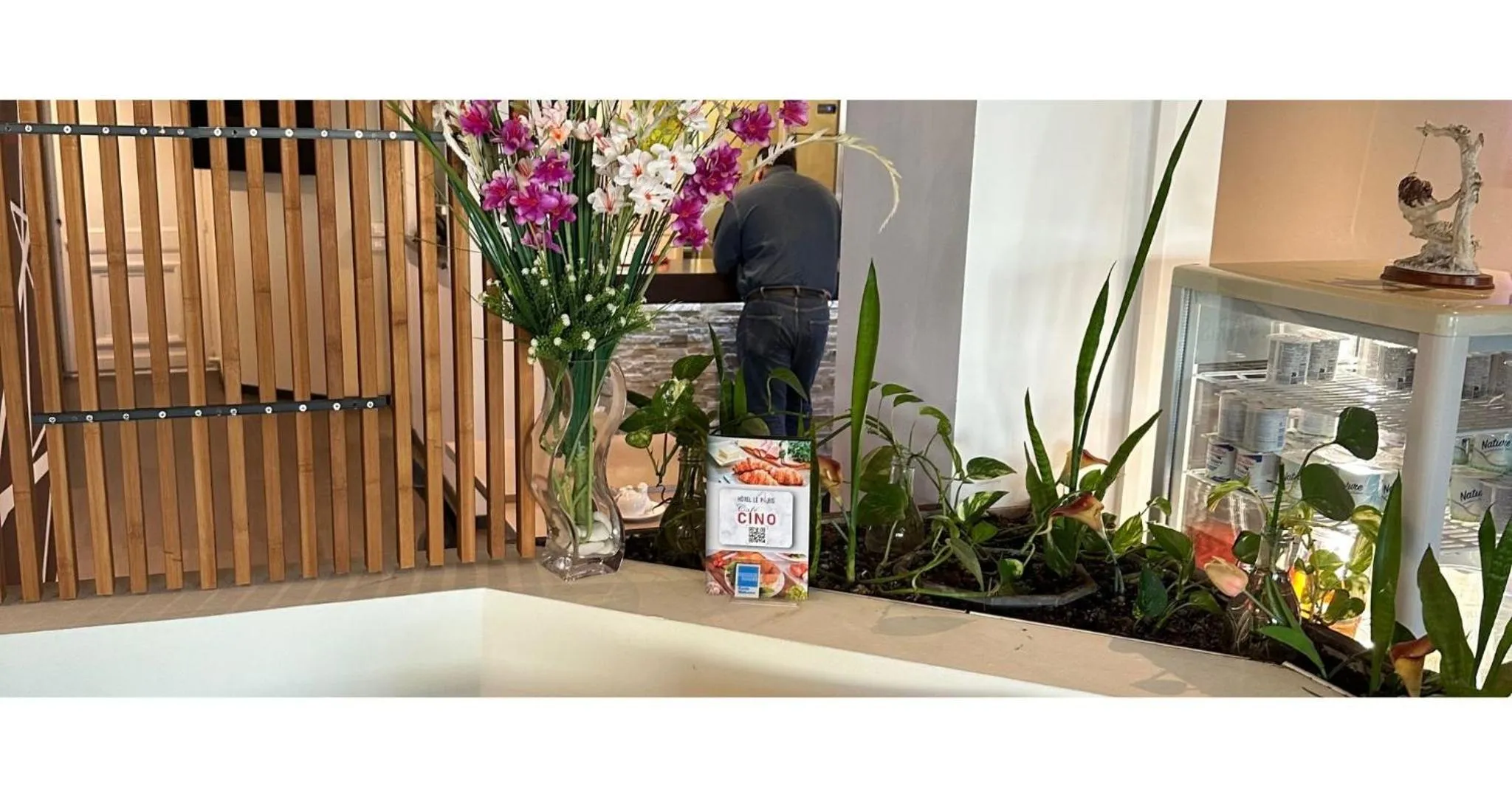 People in Hotel Le Paris