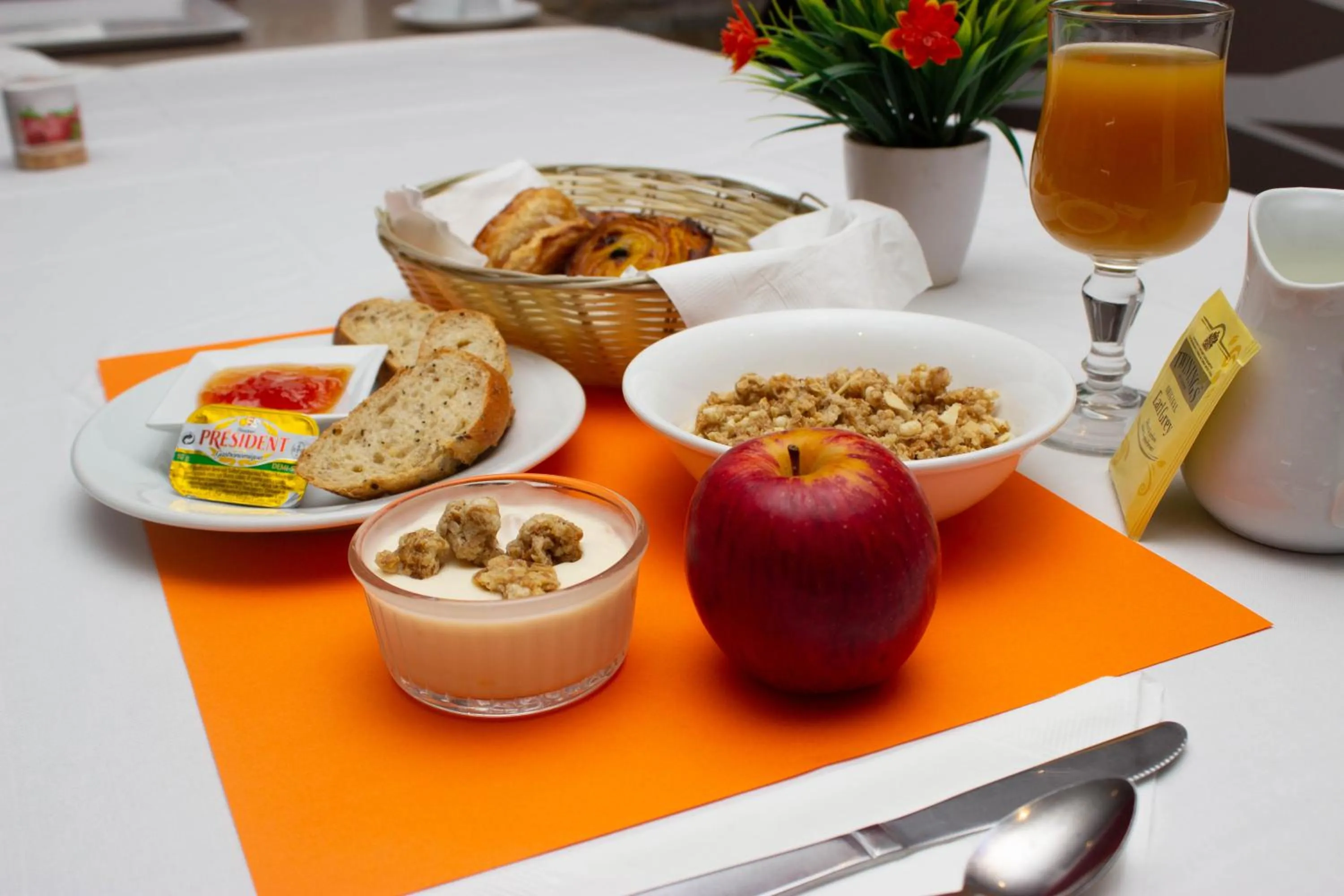 Breakfast in Hotel Le Paris