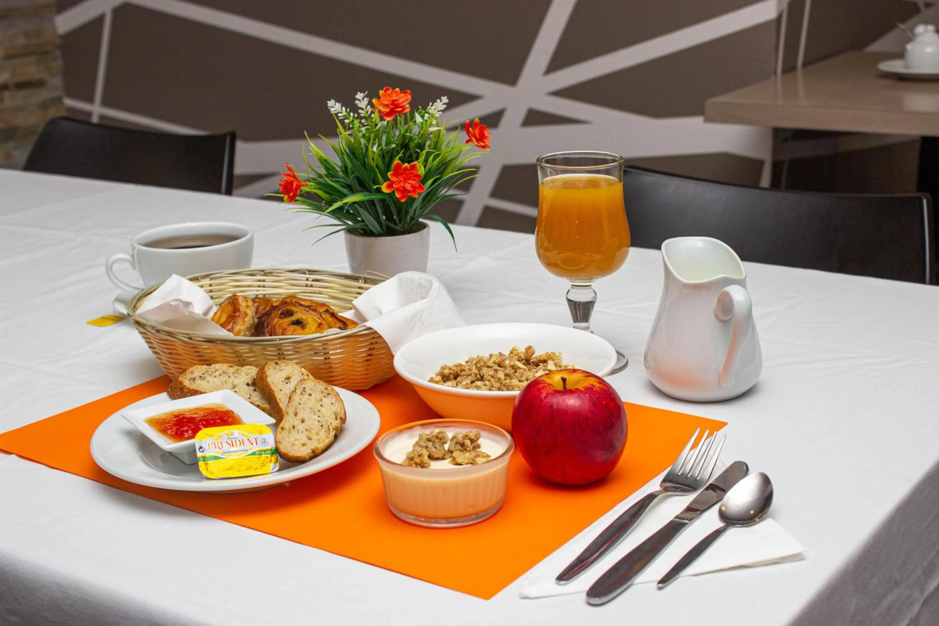 Breakfast in Hotel Le Paris