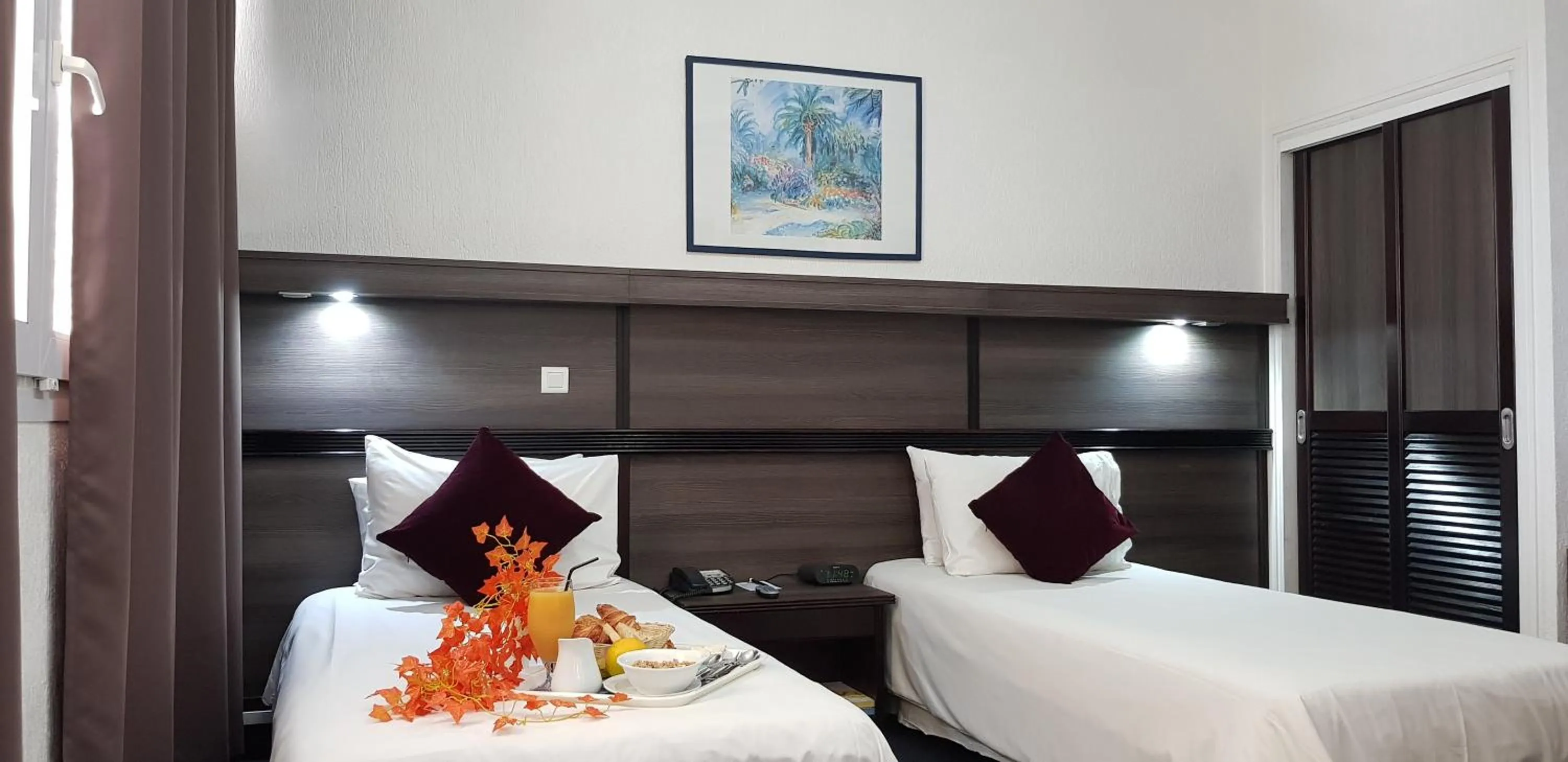 Photo of the whole room, Bed in Hotel Le Paris