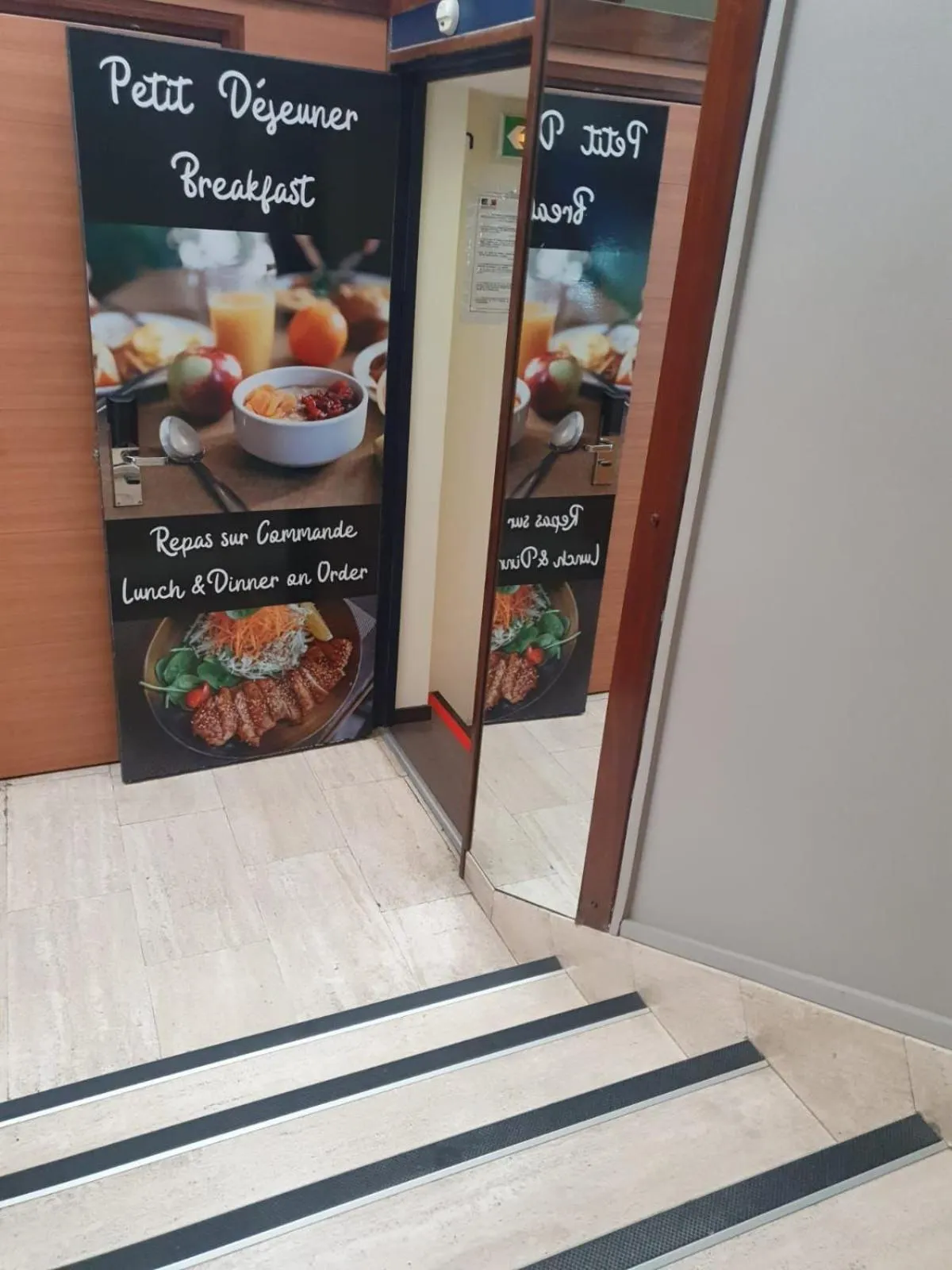 Breakfast, Bed in Hotel Le Paris