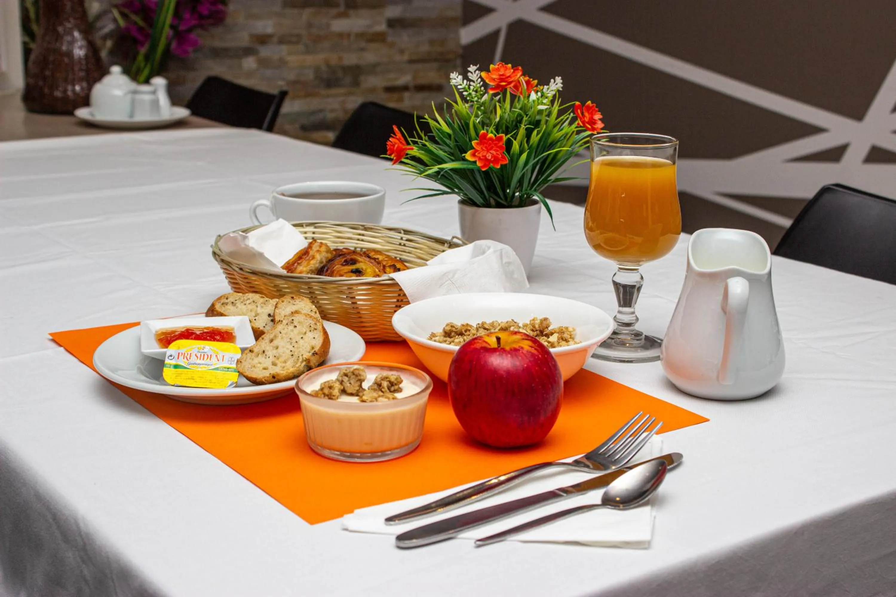 Breakfast in Hotel Le Paris