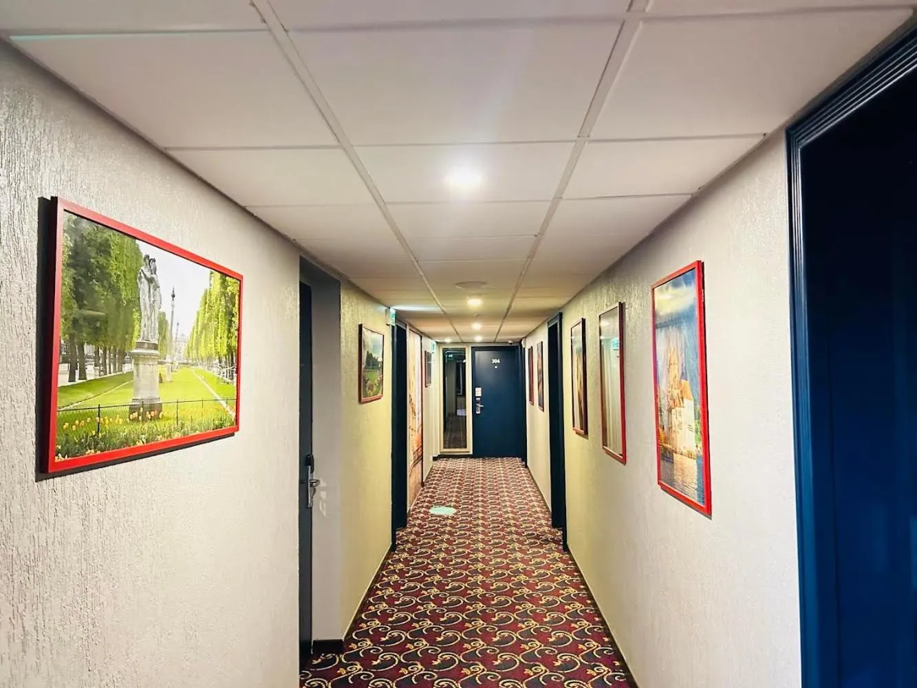 Property building in Hotel Le Paris