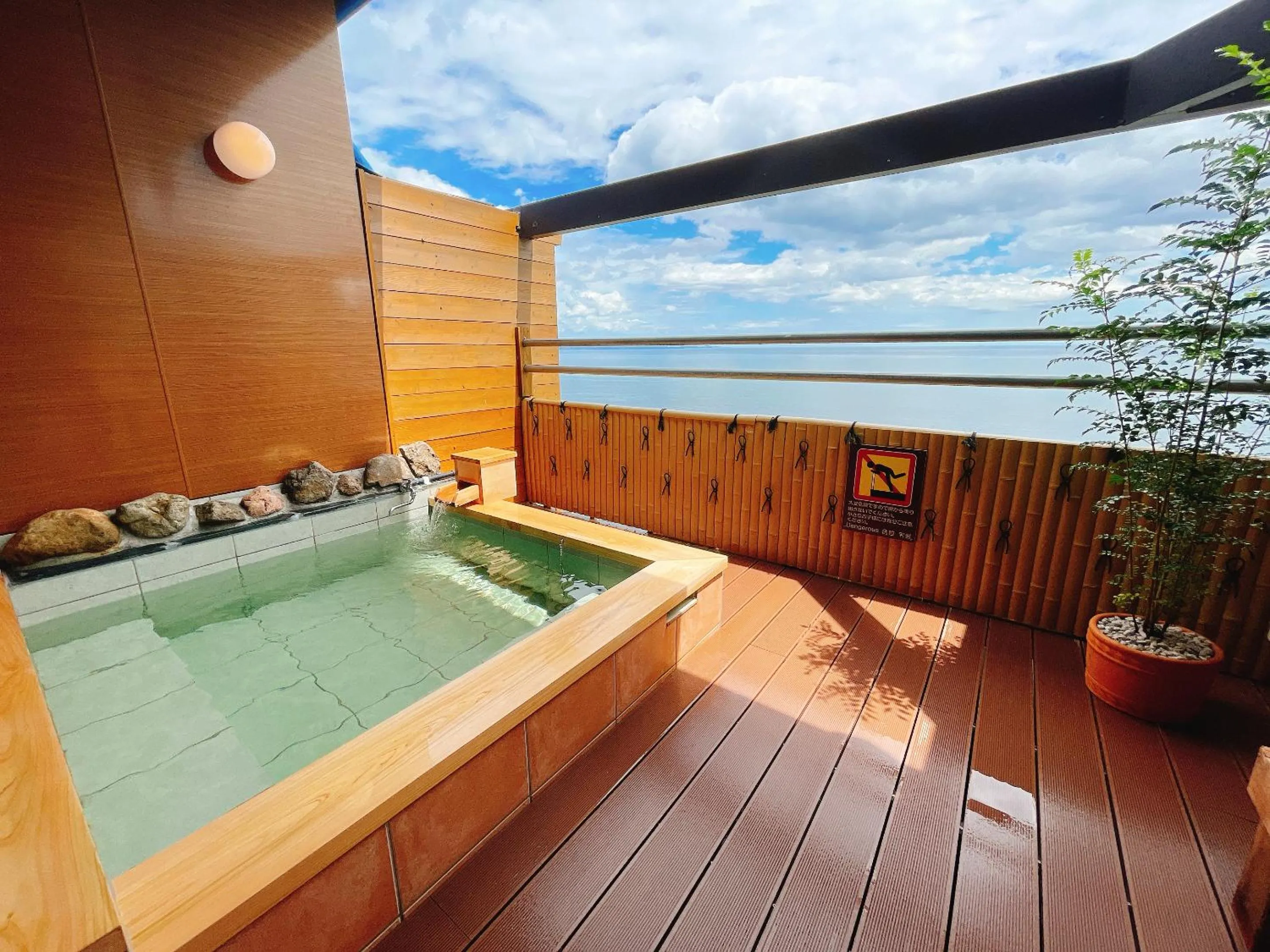 Hot Spring Bath in Tenku Yubo Seikaiso