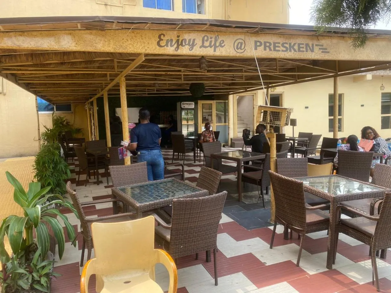 Presken Hotel (Awolowo way)