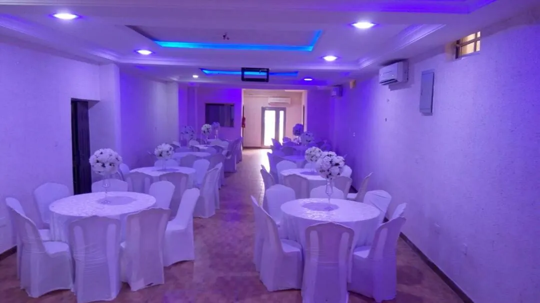 Presken Hotel (Awolowo way)