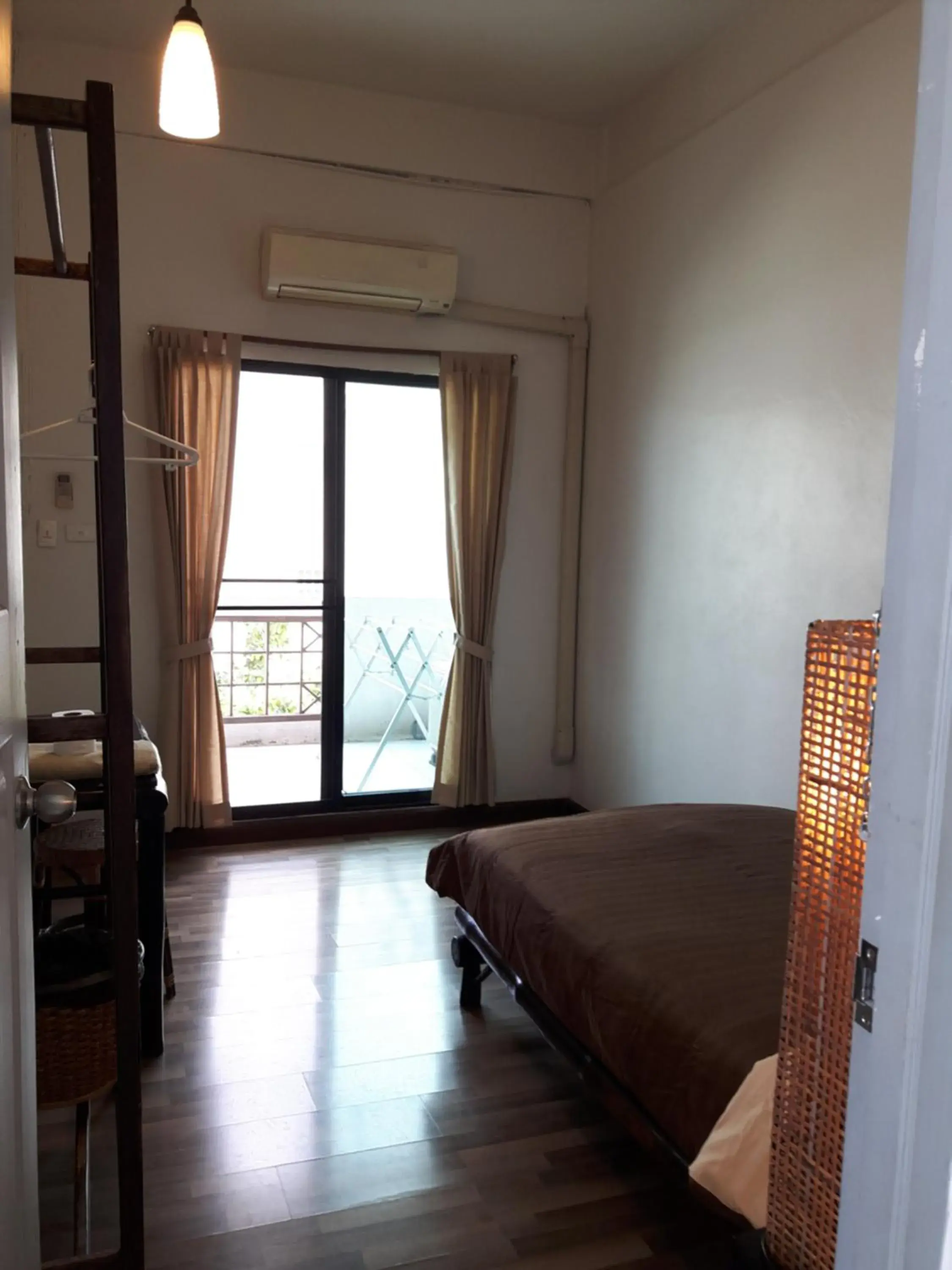 A/C Single Room Shared Bathroom in Lamphuhouse Bangkok A/C Single Room Shared Bathroom in Lamphuhouse Bangkok