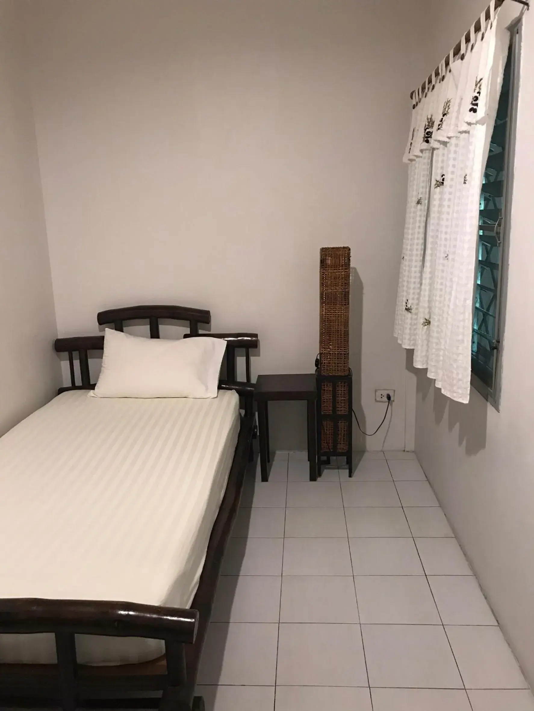 Fan Single Room with Shared Bathroom and No window in Lamphuhouse Bangkok Fan Single Room with Shared Bathroom and No window in Lamphuhouse Bangkok