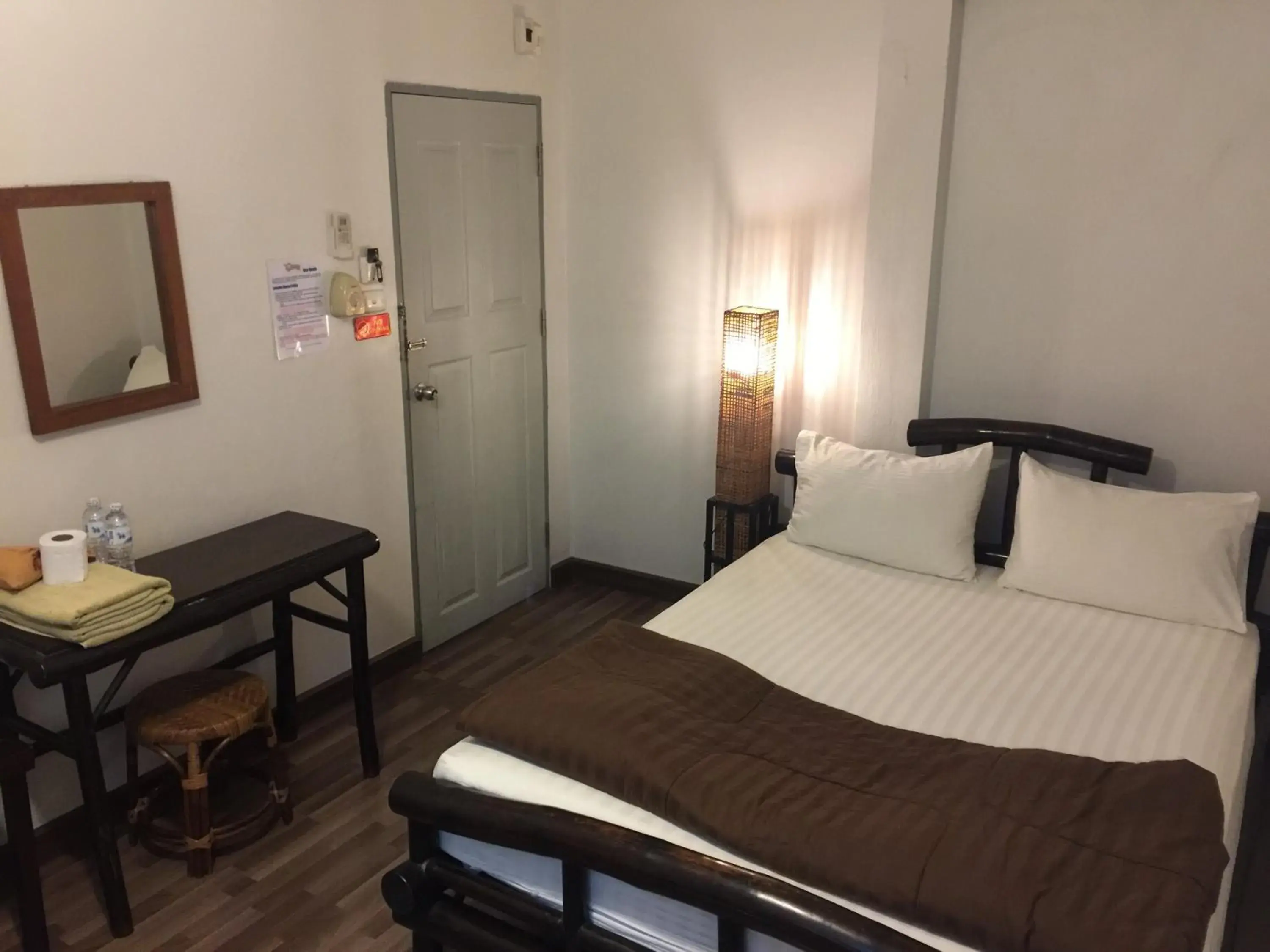A/C Double Room Shared Bathroom in Lamphuhouse Bangkok A/C Double Room Shared Bathroom in Lamphuhouse Bangkok