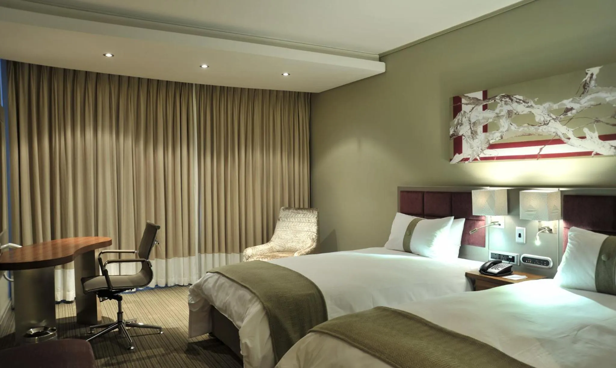 Photo of the whole room, Bed in Holiday Inn Johannesburg-Rosebank by IHG