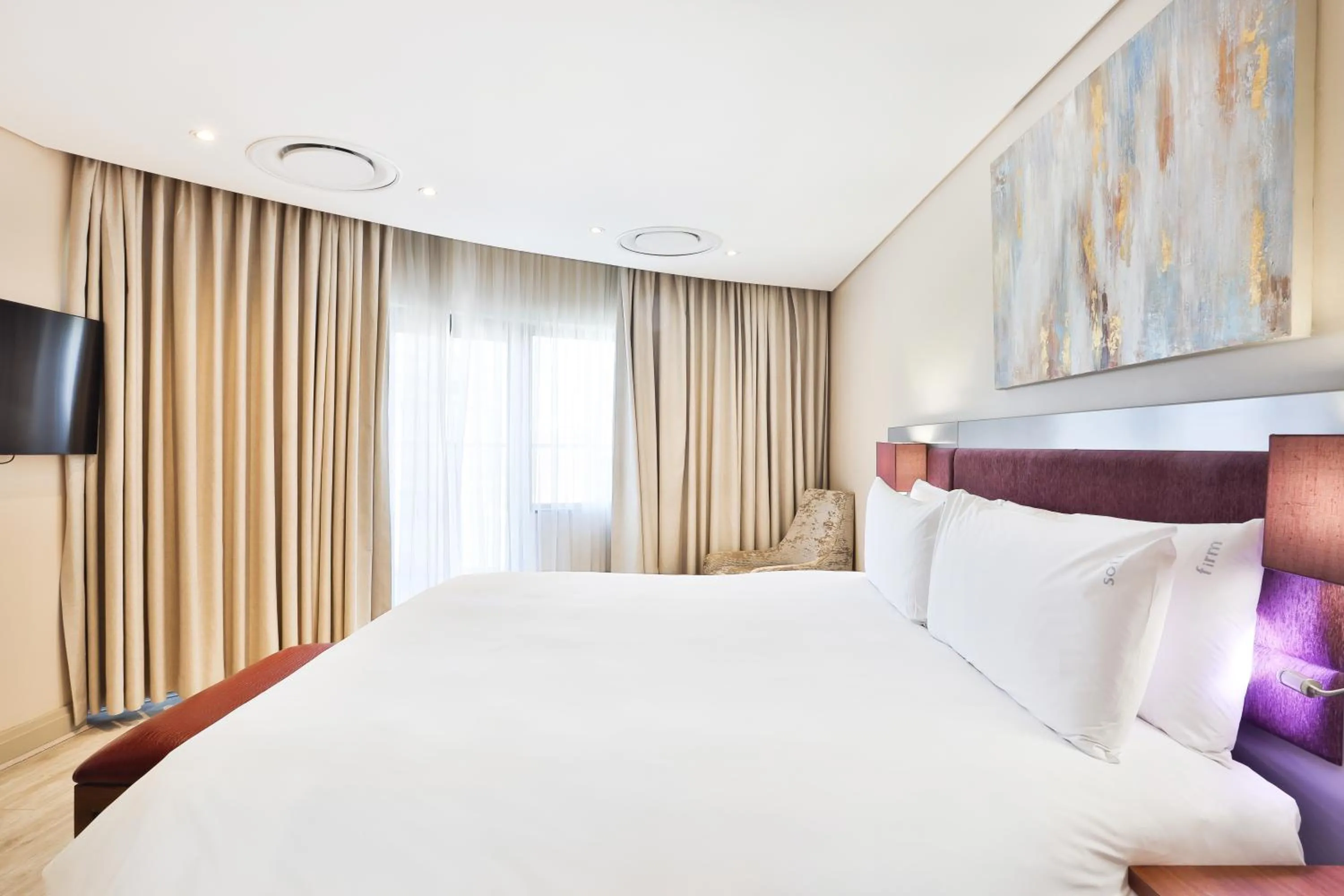 Bed in Holiday Inn Johannesburg-Rosebank by IHG