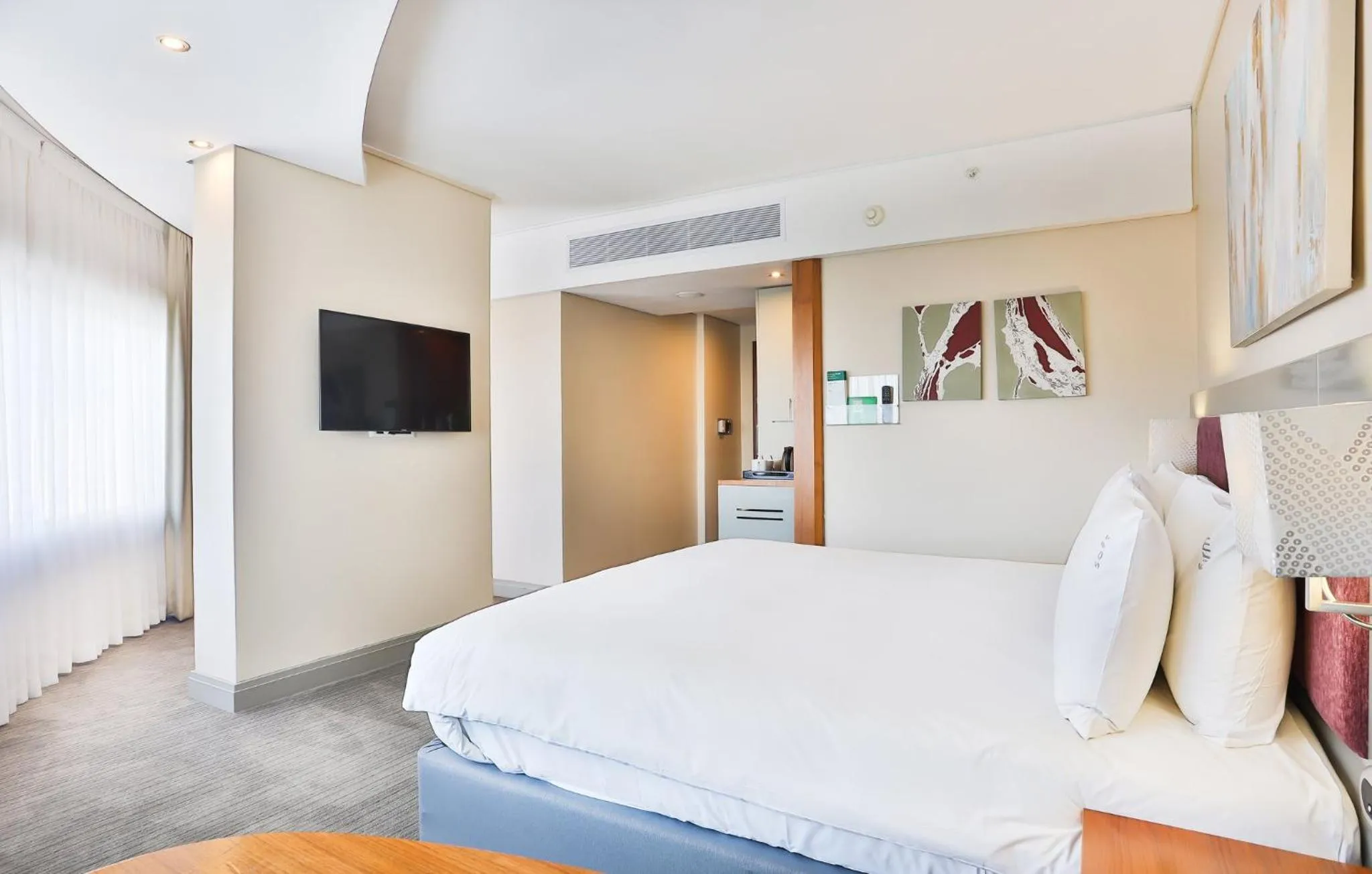 Photo of the whole room, Bed in Holiday Inn Johannesburg-Rosebank by IHG