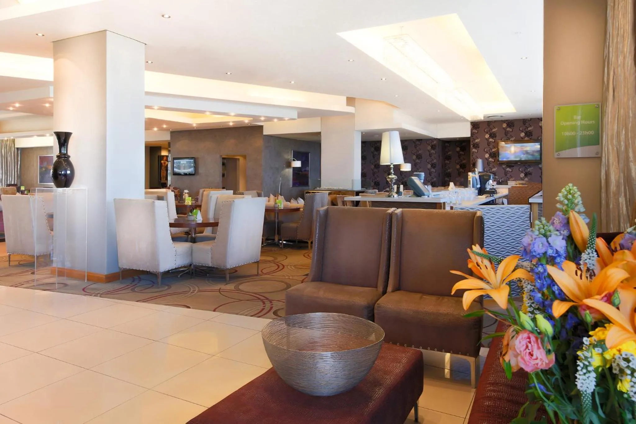 Lounge or bar in Holiday Inn Johannesburg-Rosebank by IHG