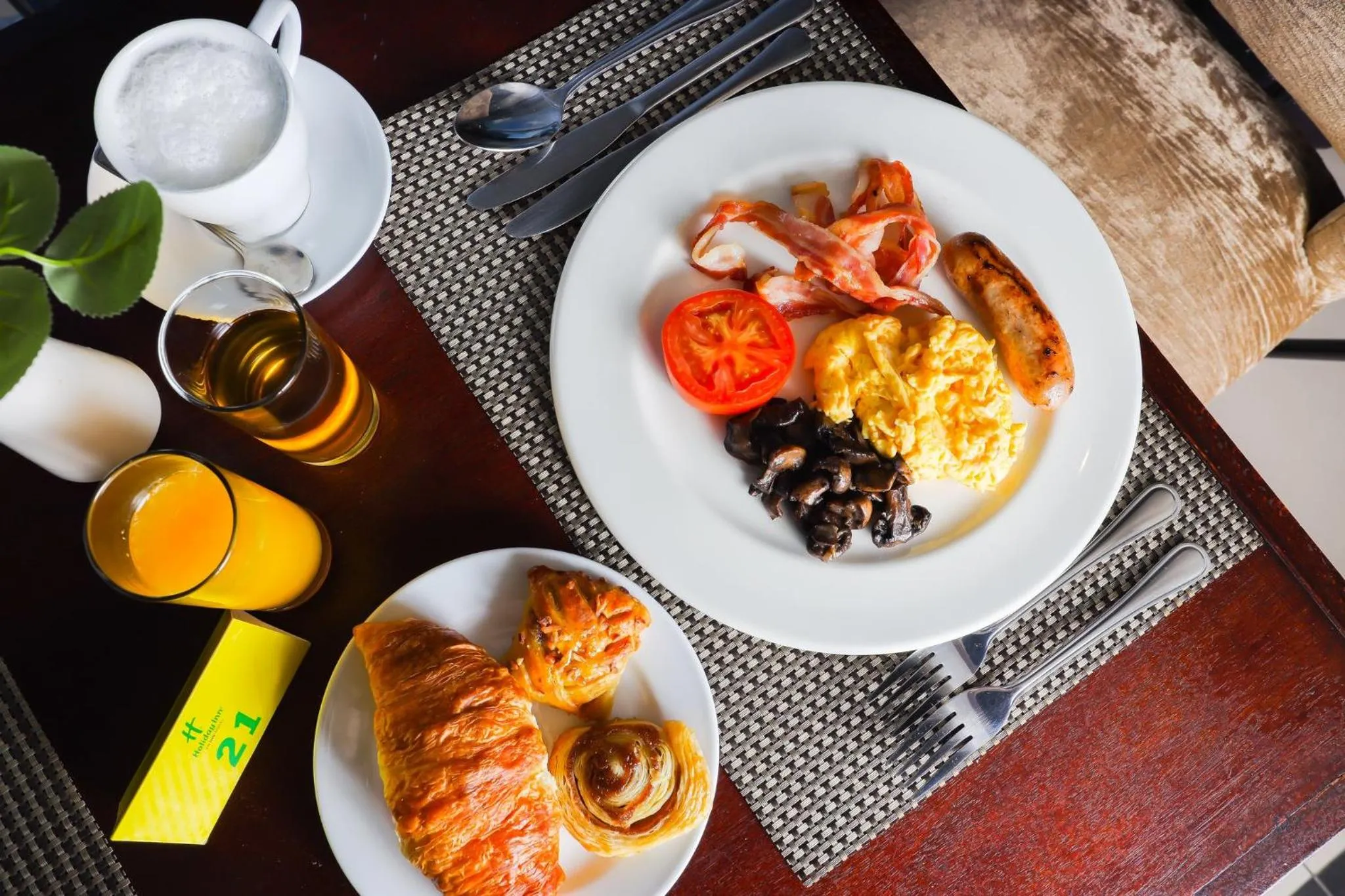 Restaurant/places to eat in Holiday Inn Johannesburg-Rosebank by IHG